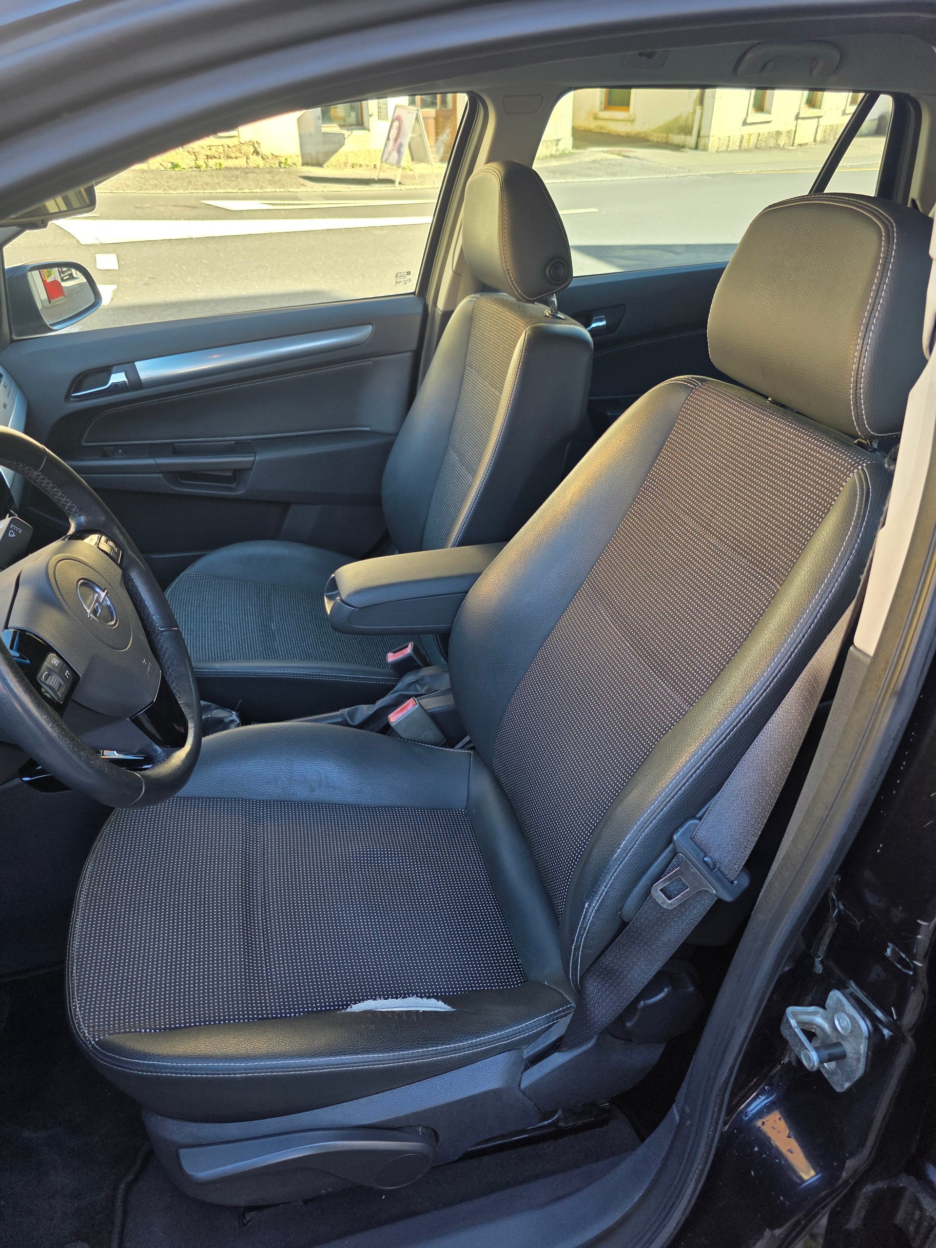 OPEL Astra Caravan 1.9 CDTi 16V Cosmo-image-8