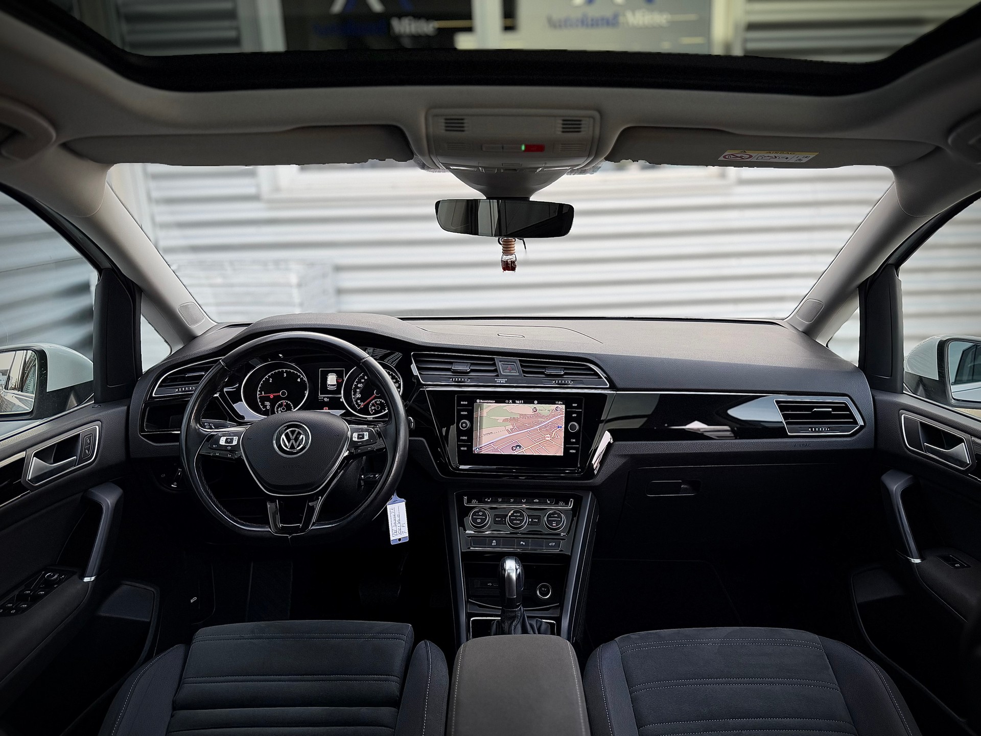 VW Touran 2.0 TDI R-LINE BlueMotion Highline DSG-image-11