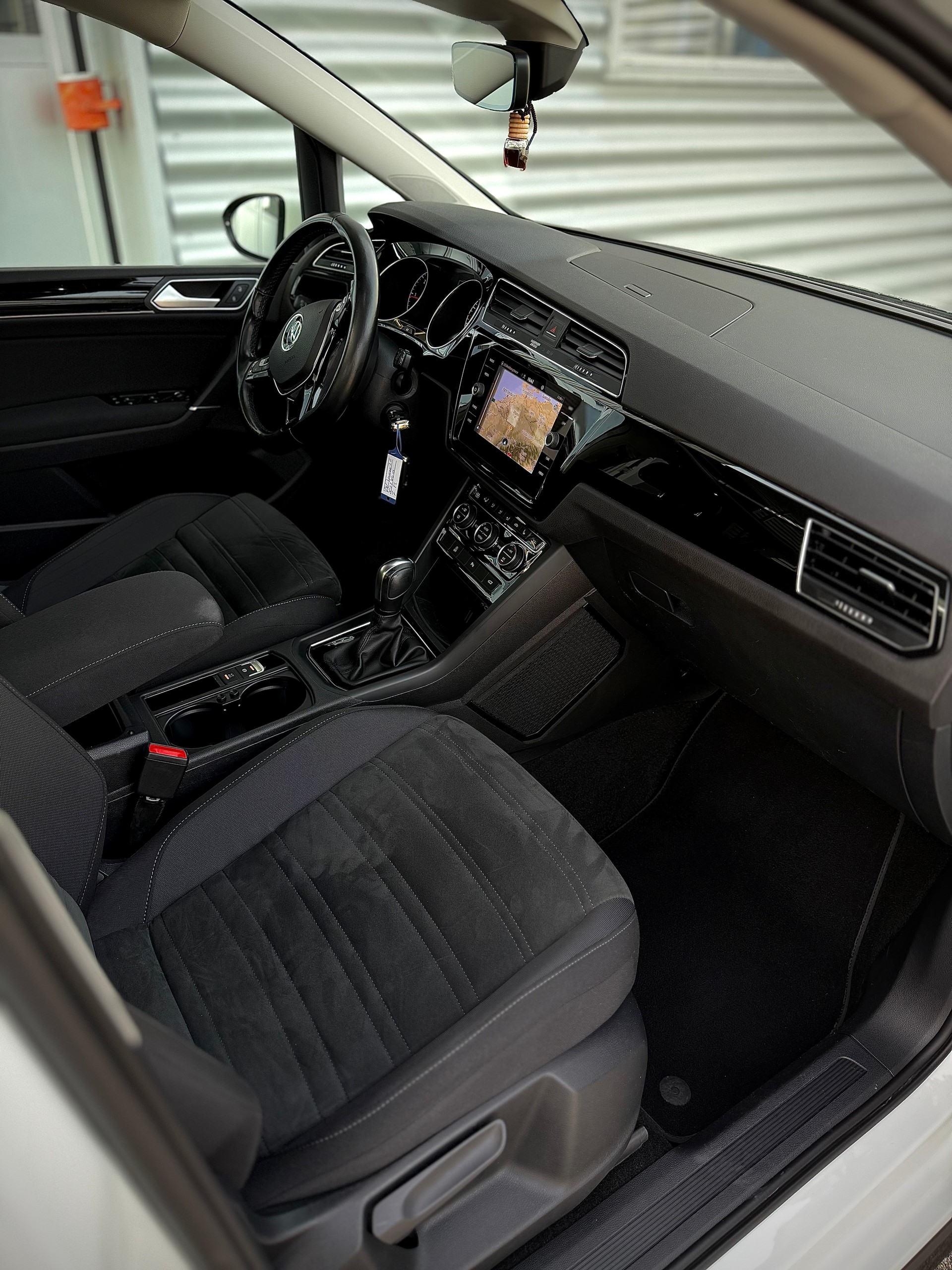 VW Touran 2.0 TDI R-LINE BlueMotion Highline DSG-image-18