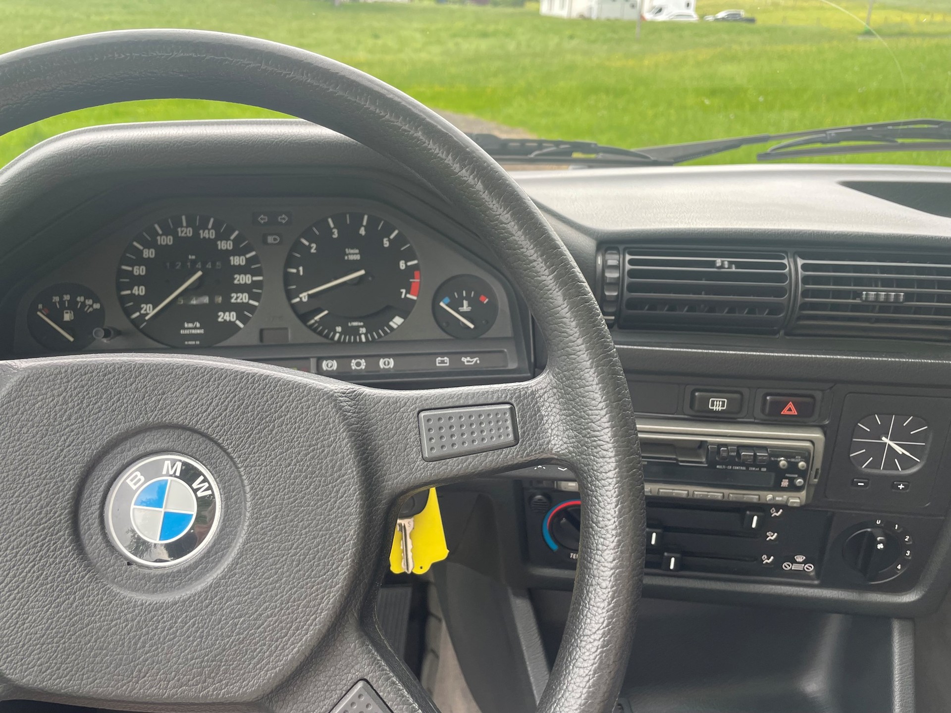 BMW 320i Cabrio-image-7