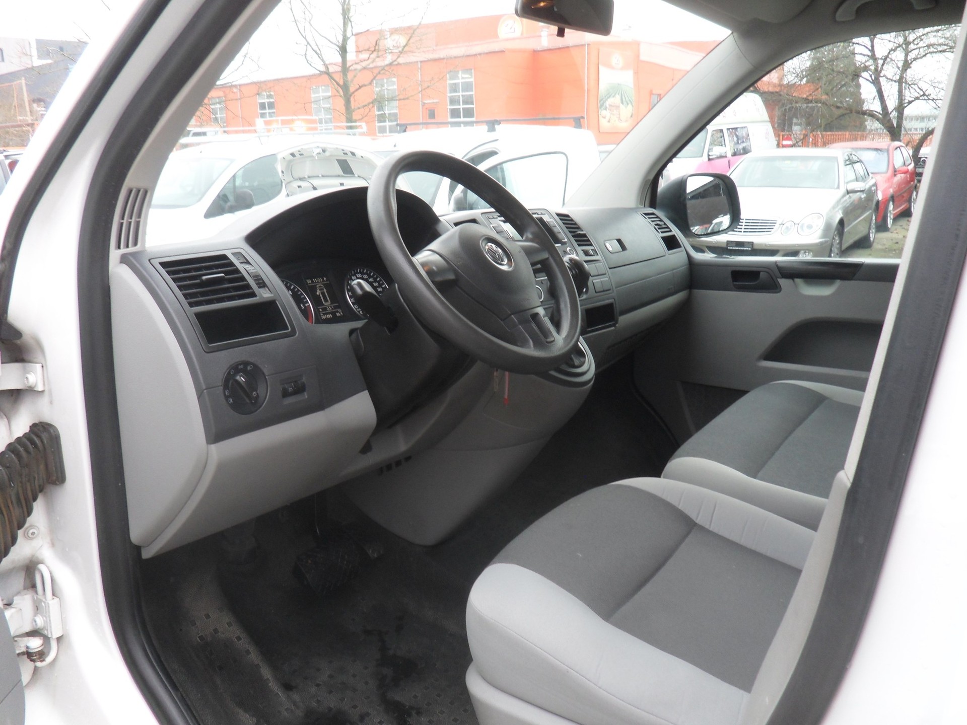 VW T5 2.0 TDI DSG-image-11