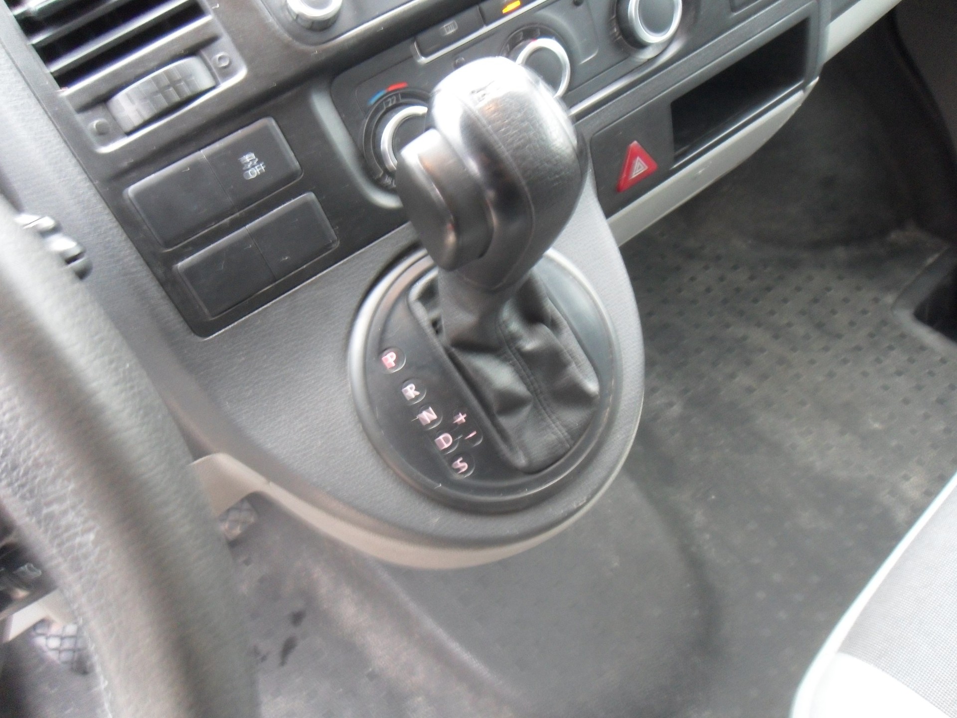 VW T5 2.0 TDI DSG-image-14