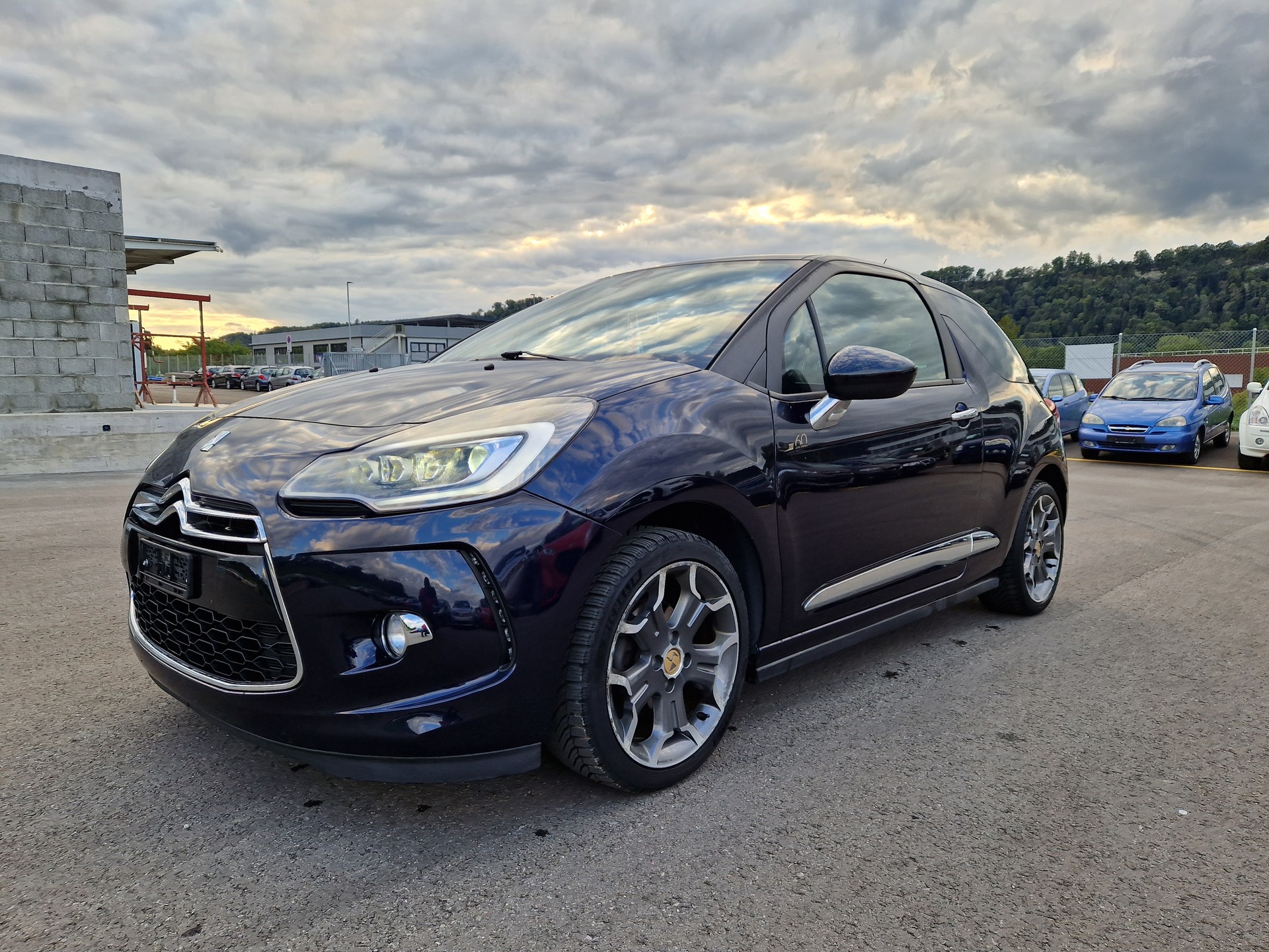 DS AUTOMOBILES DS3 1.2 Pure TechFaubourg Addict-image-1