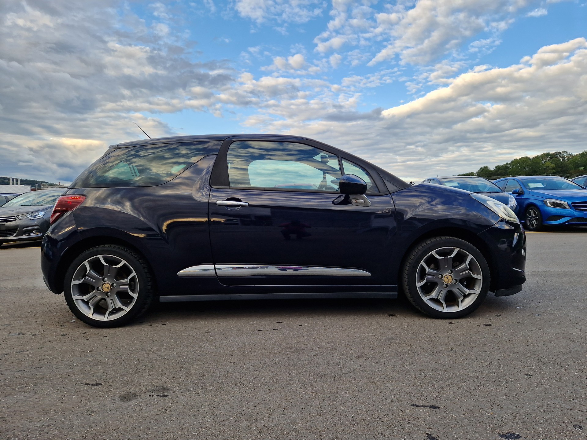 DS AUTOMOBILES DS3 1.2 Pure TechFaubourg Addict-image-12