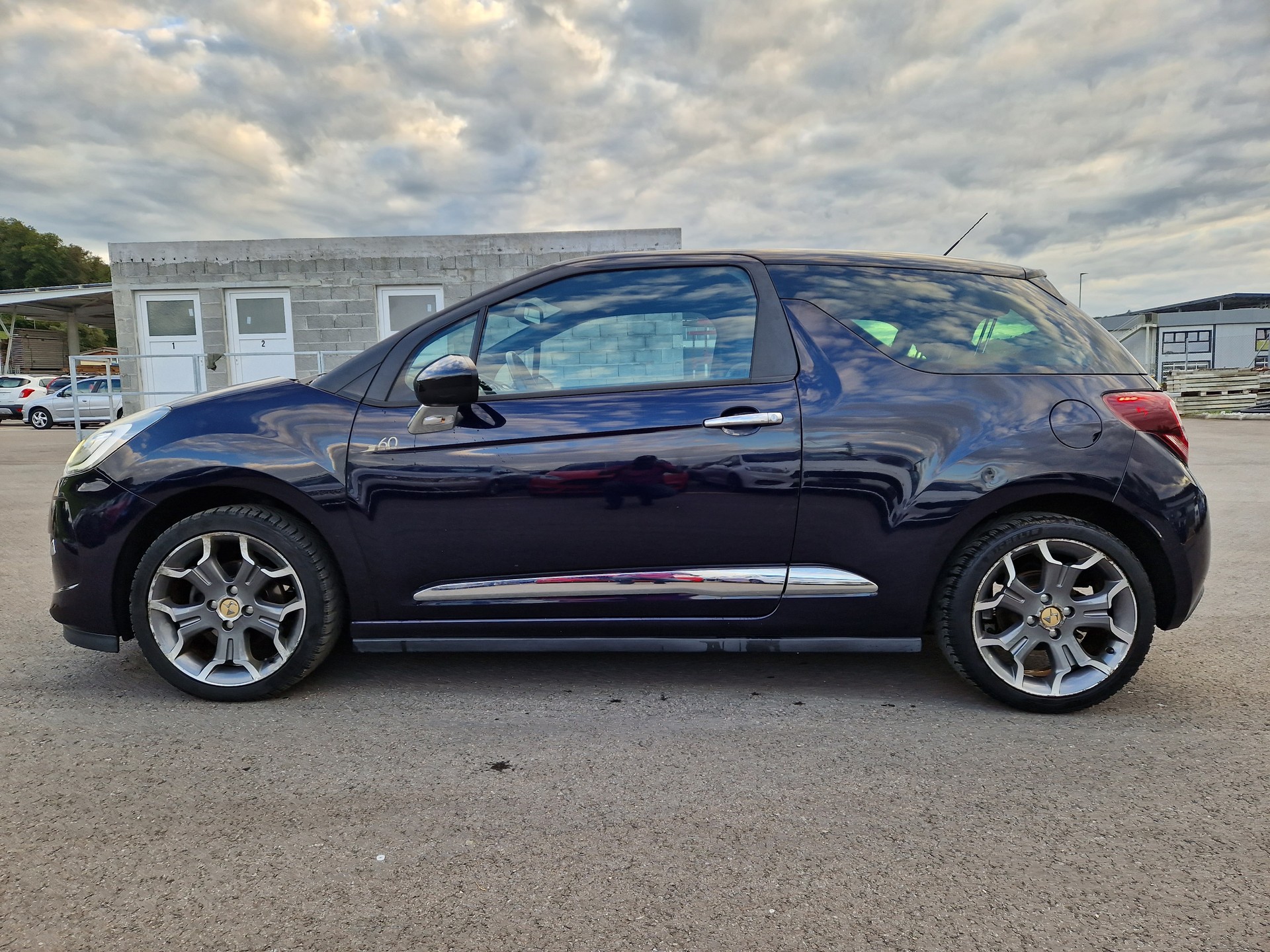DS AUTOMOBILES DS3 1.2 Pure TechFaubourg Addict-image-3