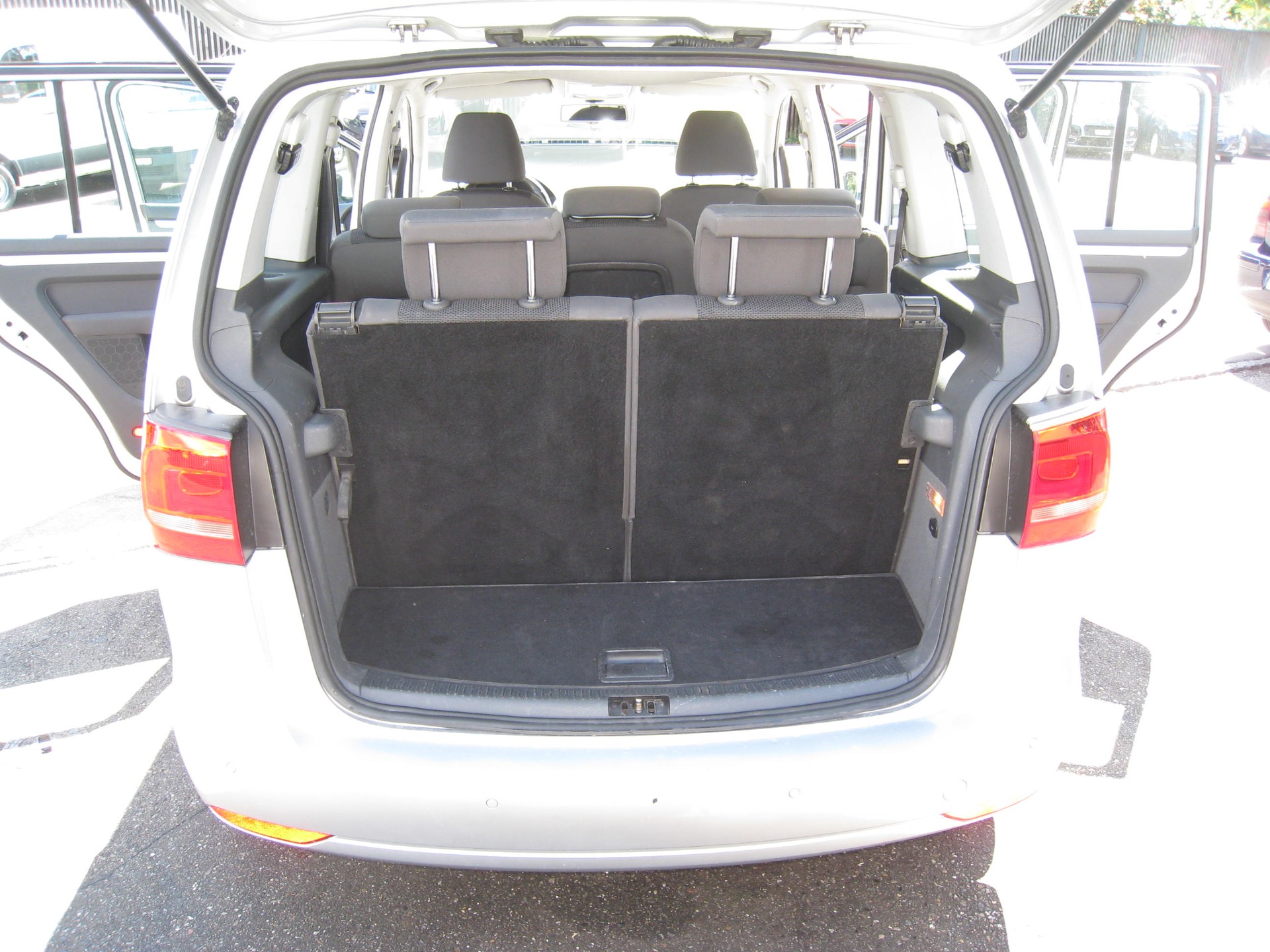 VW Touran 1.6 TDI BlueMotion Technology Trendline-image-9