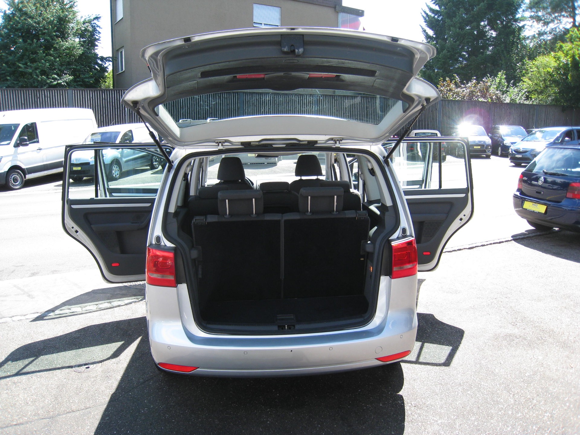 VW Touran 1.6 TDI BlueMotion Technology Trendline-image-8