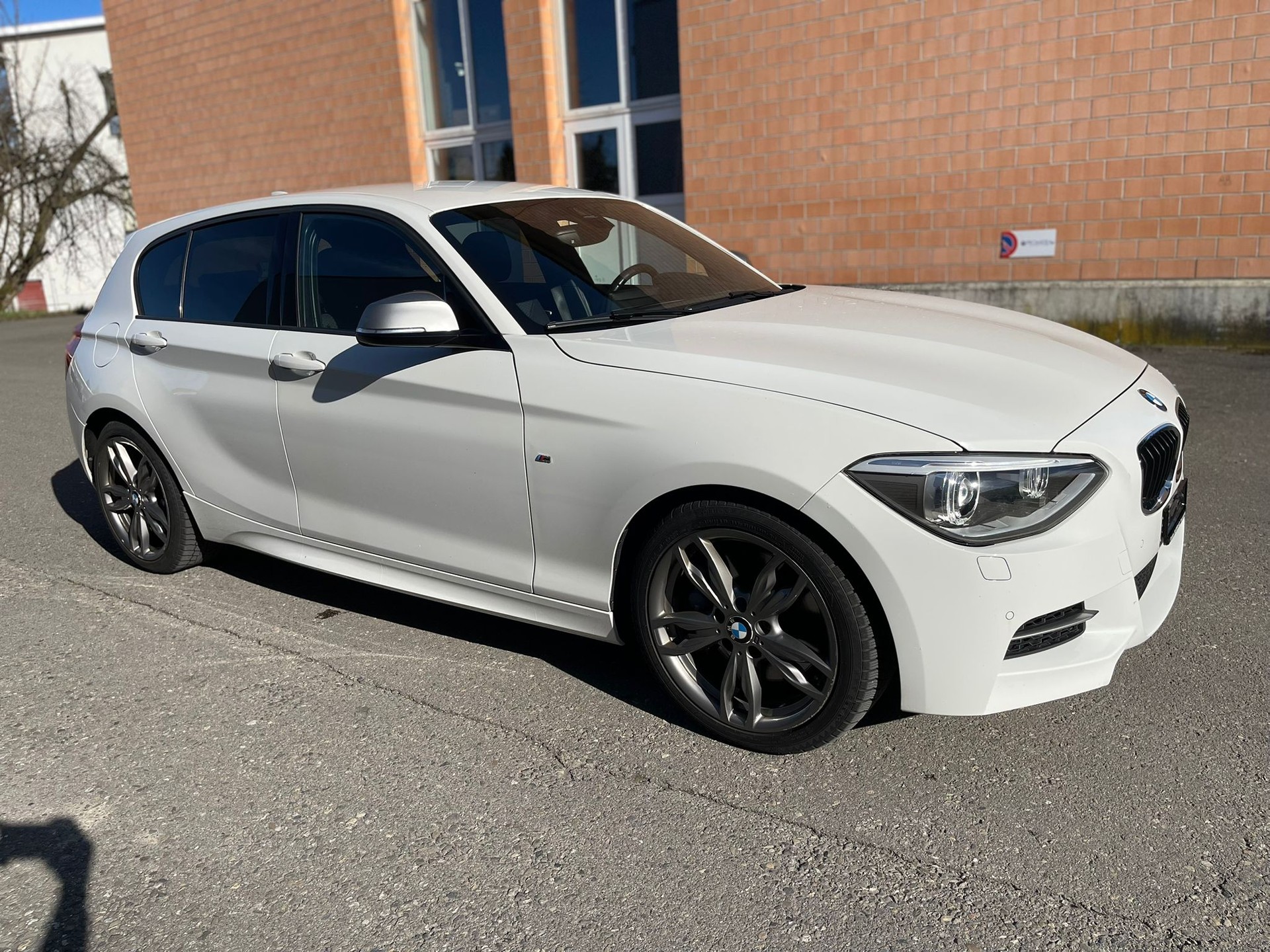 BMW M135i xDrive Steptronic-image-0