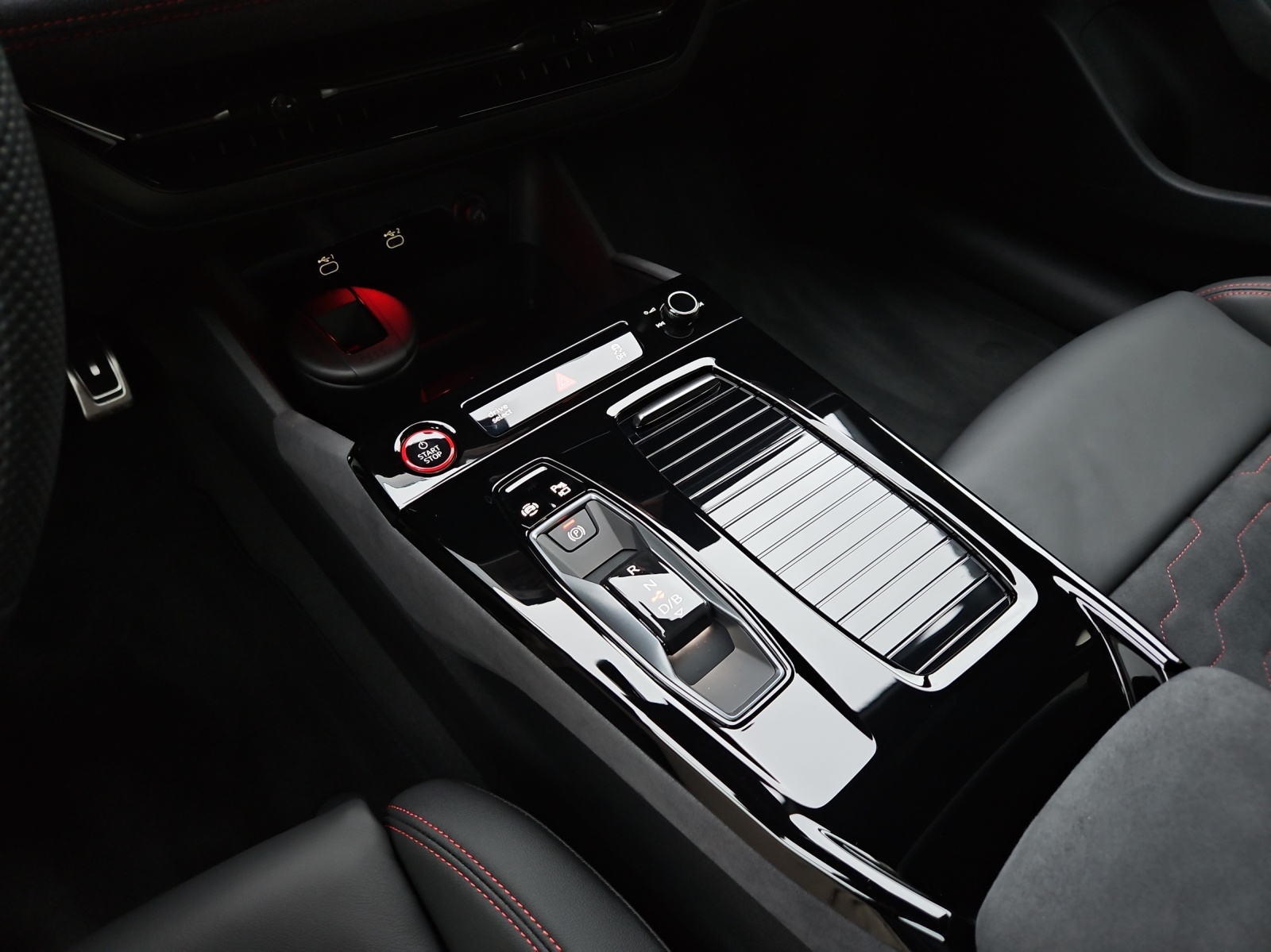 AUDI S6 Avant e-tron quattro-image-12