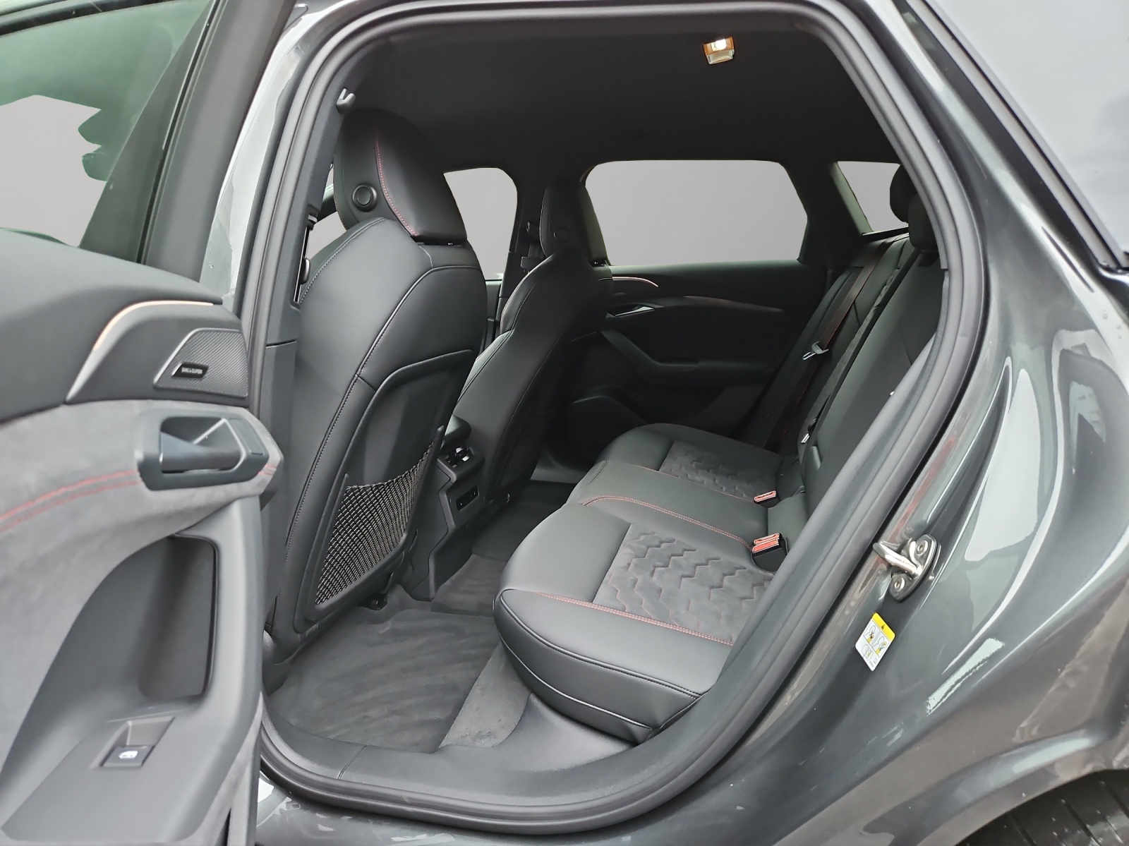 AUDI S6 Avant e-tron quattro-image-8