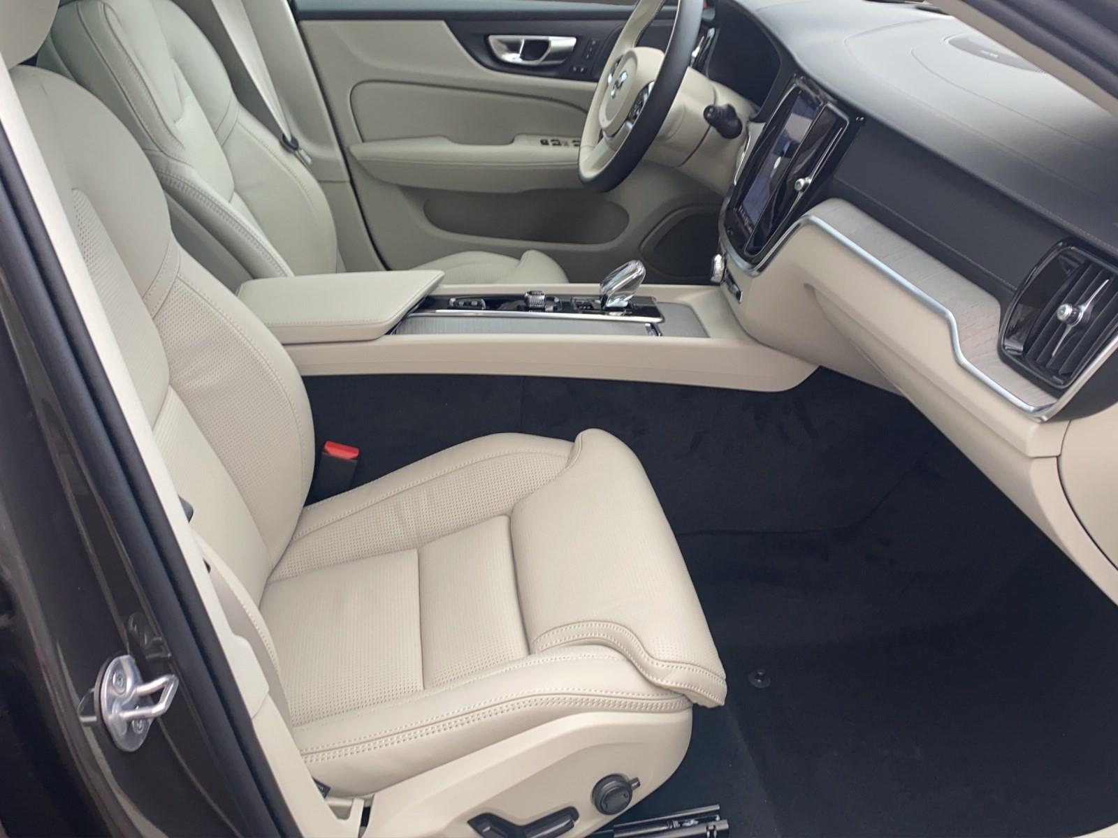 VOLVO V60 2.0 B5 Ultimate Bright AWD-image-13