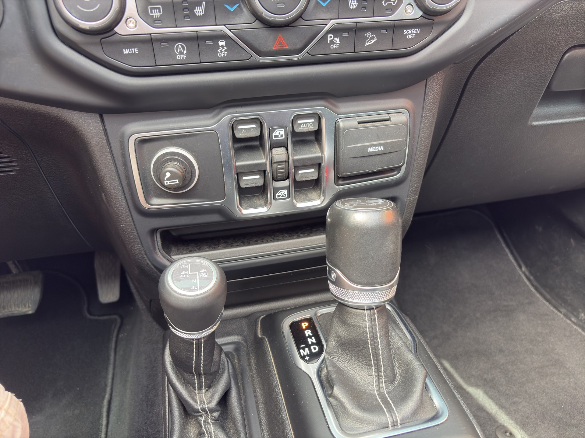 JEEP Wrangler 2.0 Unlimited Sahara Automatic Sky one-touch-image-12