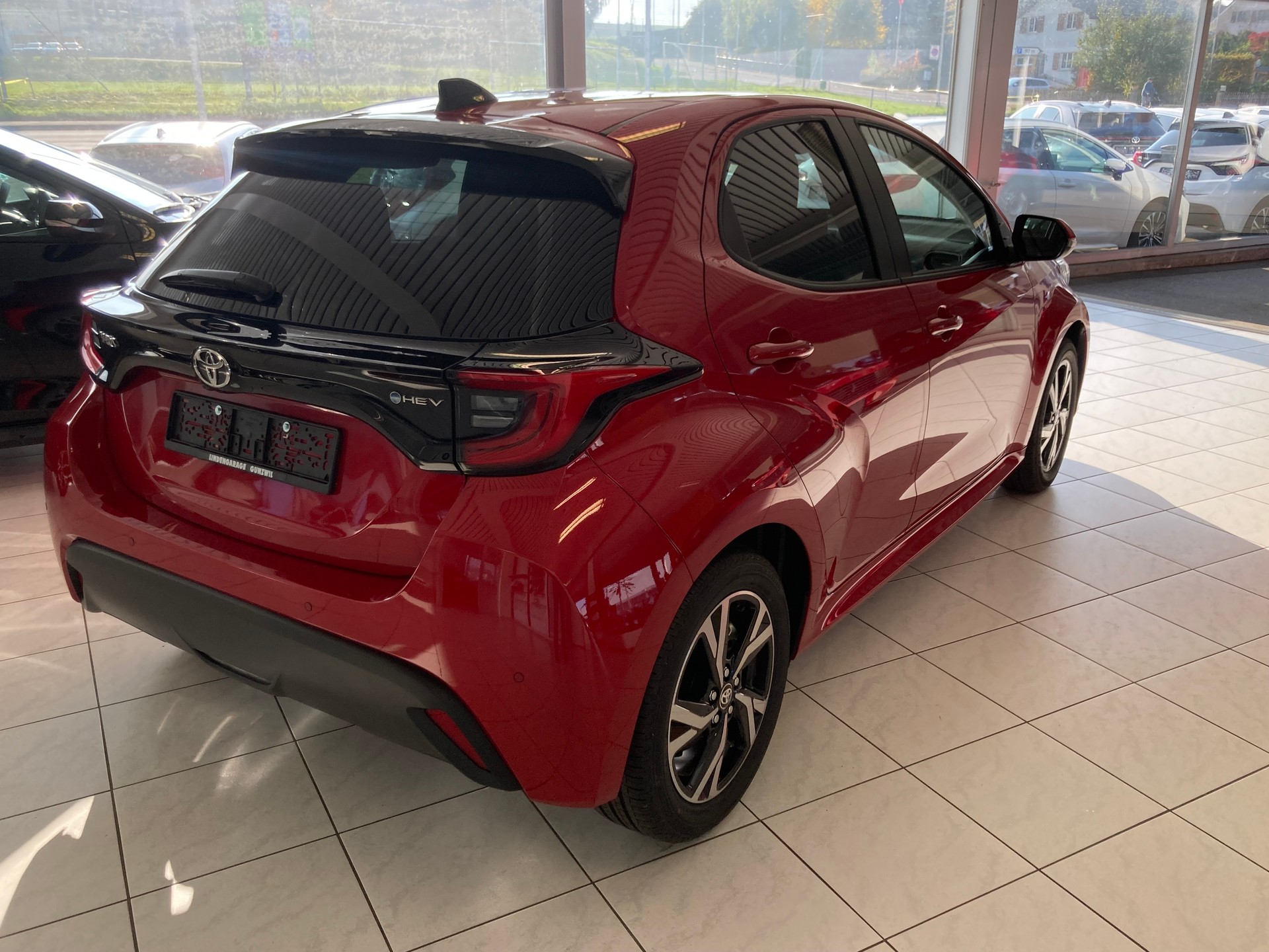 TOYOTA Yaris 1.5 Trend Plus e-CVT-image-5
