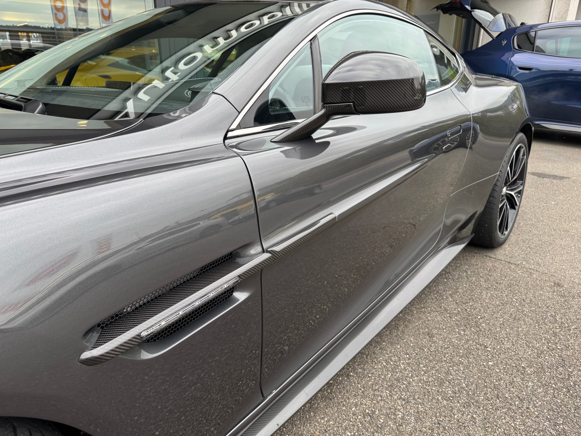 ASTON MARTIN Vanquish V12 5.9-48 Touchtronic 2-image-14