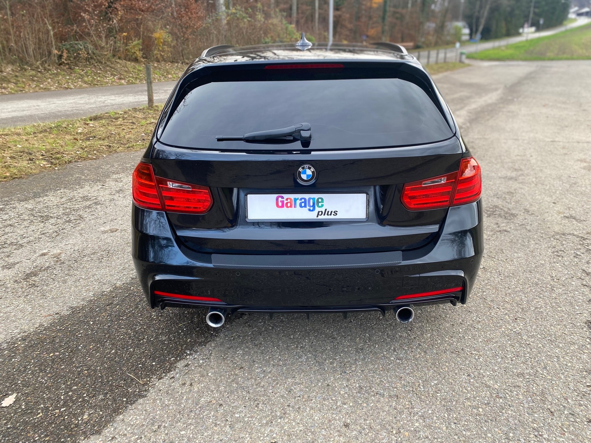 BMW 335i xDrive Touring Steptronic-showroom-element-3