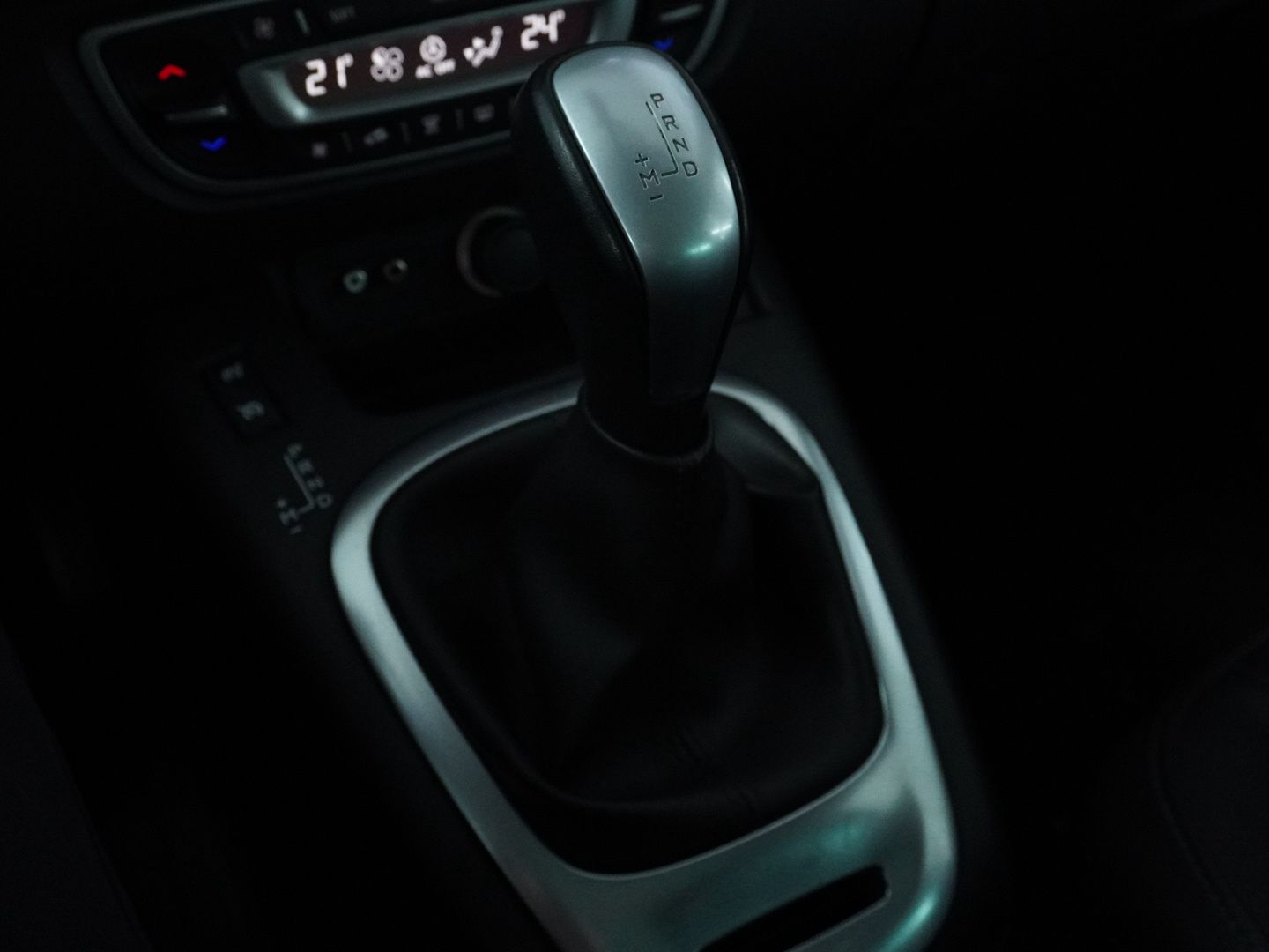 RENAULT Scénic 2.0 16V Dynamique X-Tronic CVT-image-10