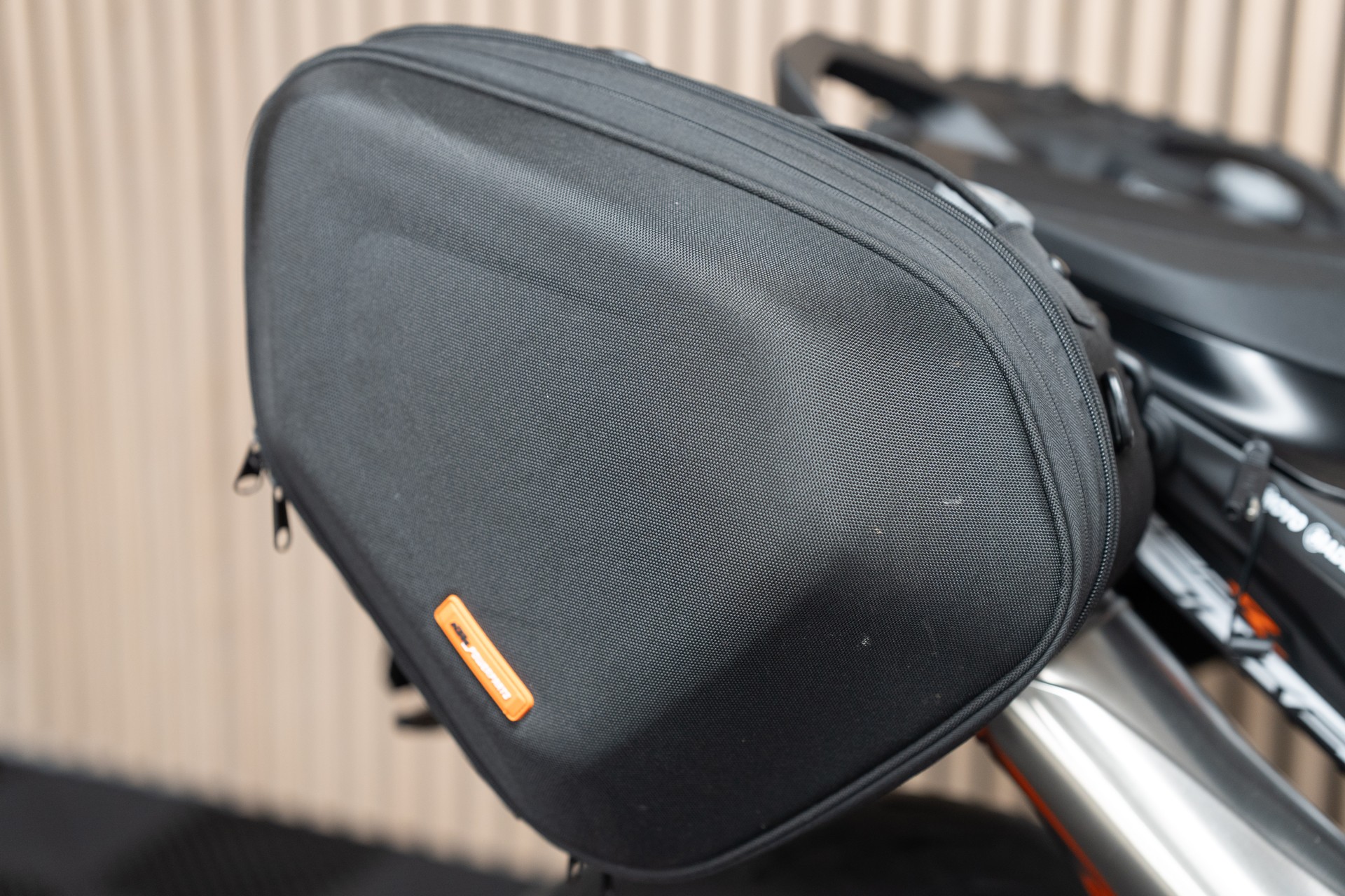 KTM 890 Duke R-showroom-element-3