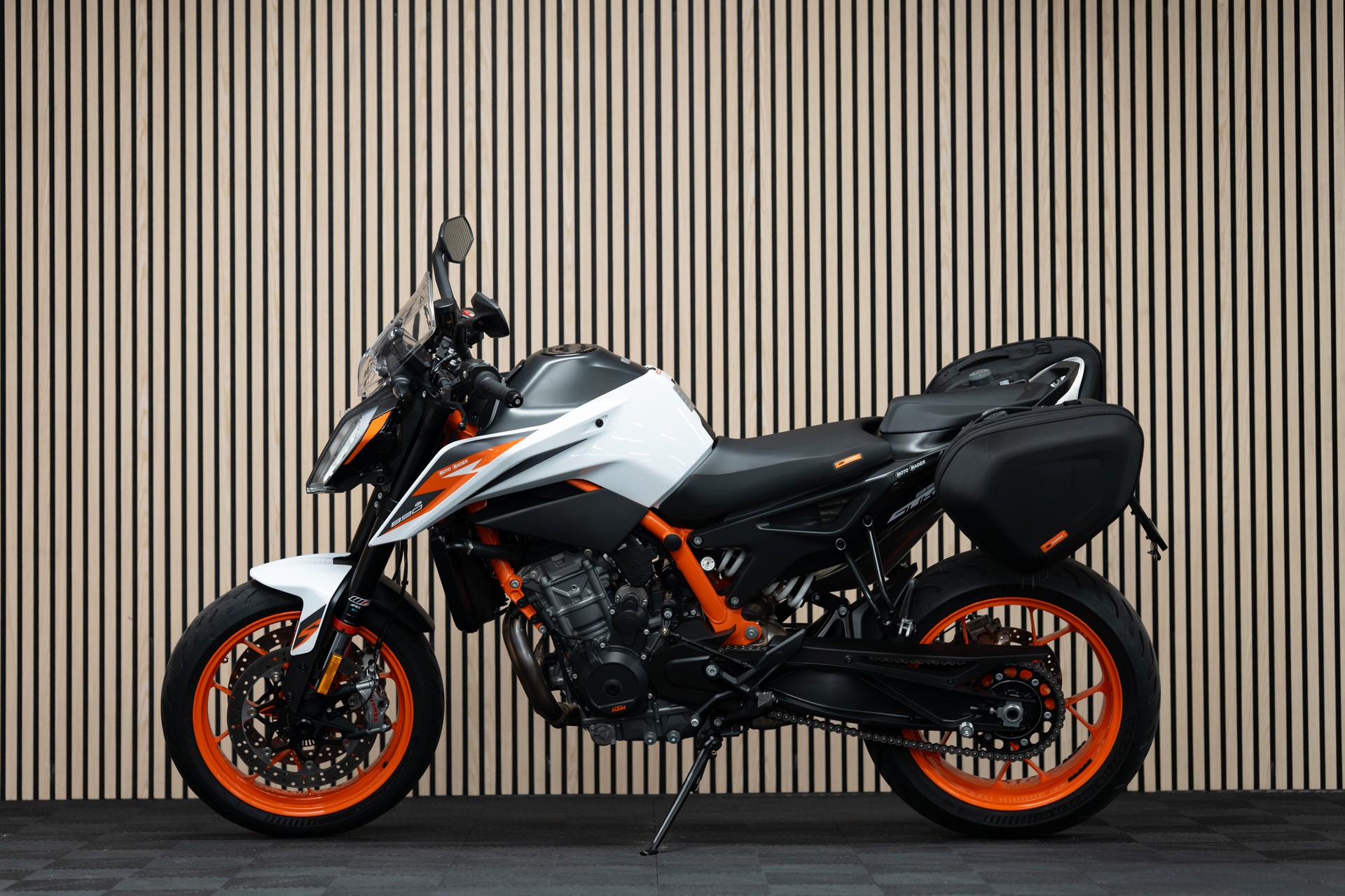 KTM 890 Duke R-showroom-element-1