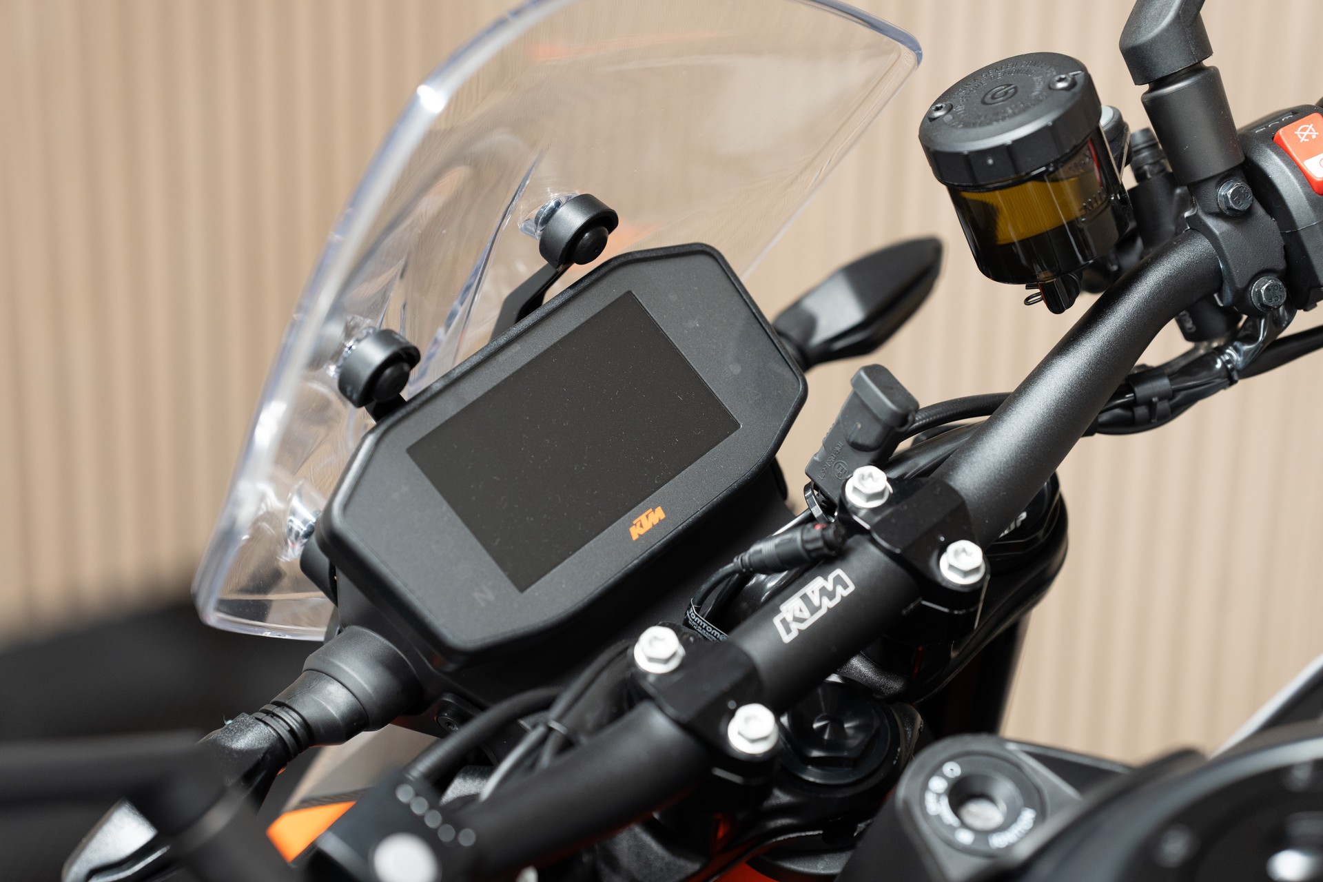 KTM 890 Duke R-showroom-element-2