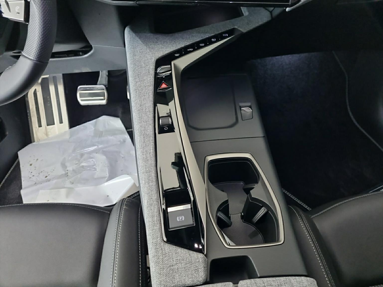 PEUGEOT 5008 145 Hybrid GT 7-Plätzer Pano-image-7