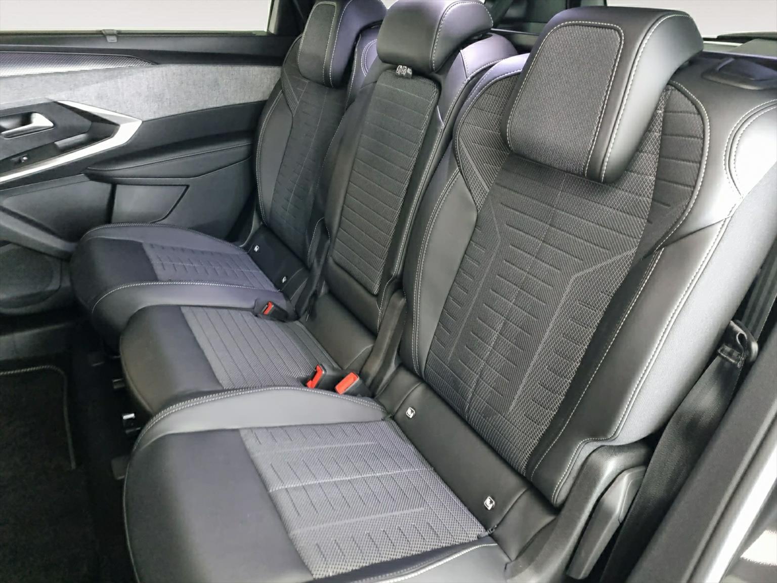PEUGEOT 5008 145 Hybrid GT 7-Plätzer Pano-image-14
