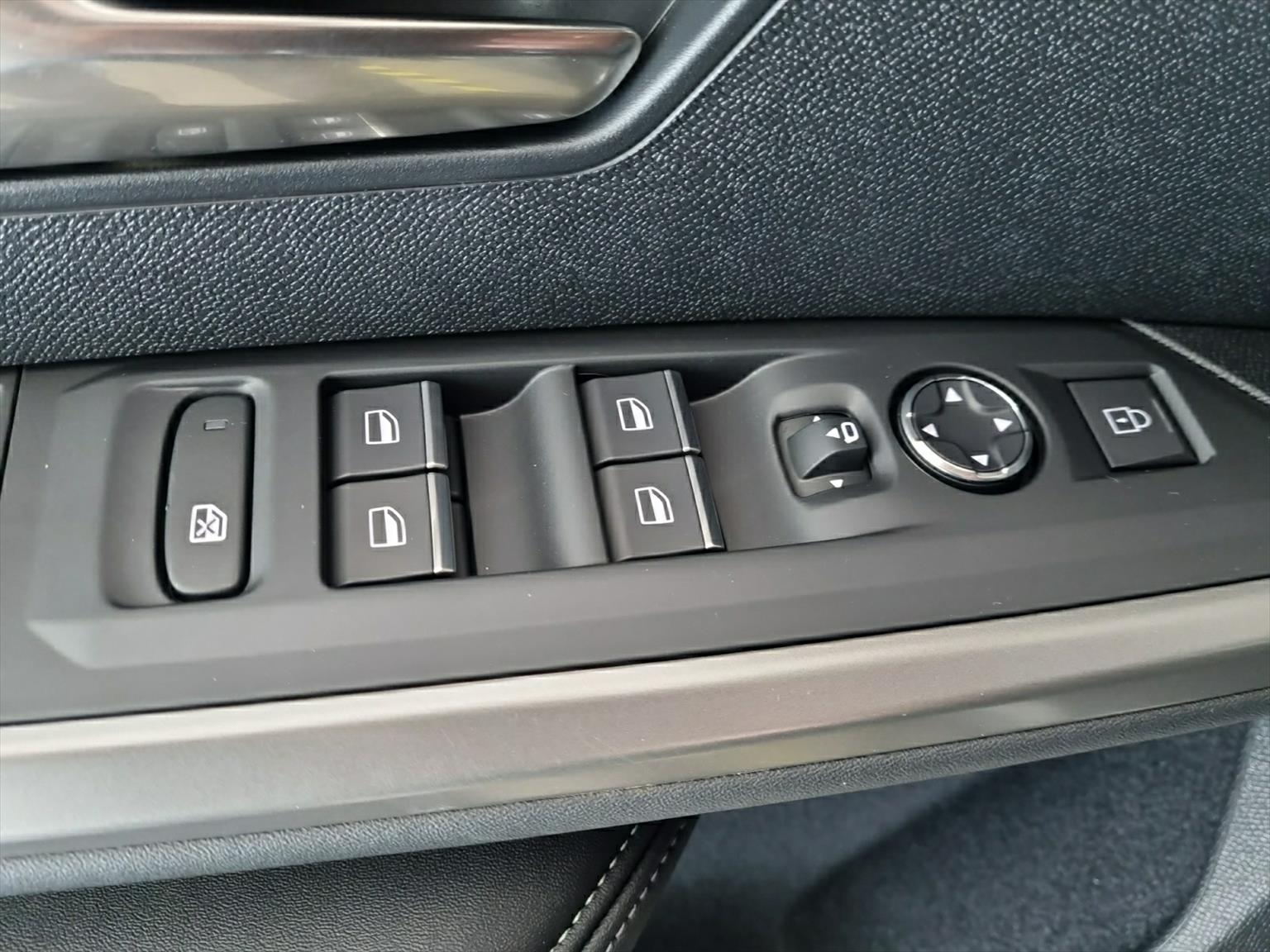 PEUGEOT 5008 145 Hybrid GT 7-Plätzer Pano-image-8
