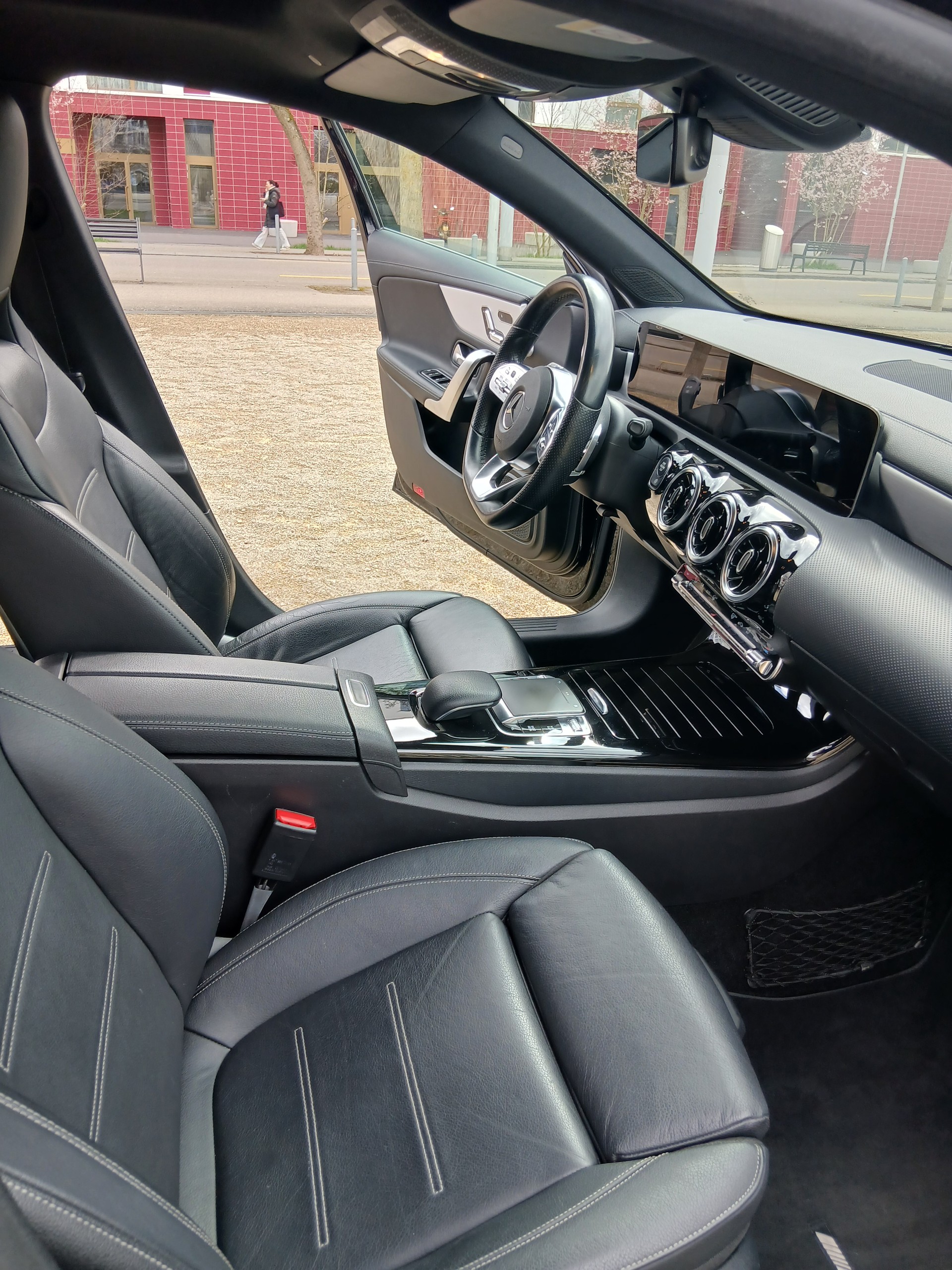 MERCEDES-BENZ A 220 AMG Line 7G-DCT 4Matic-image-6
