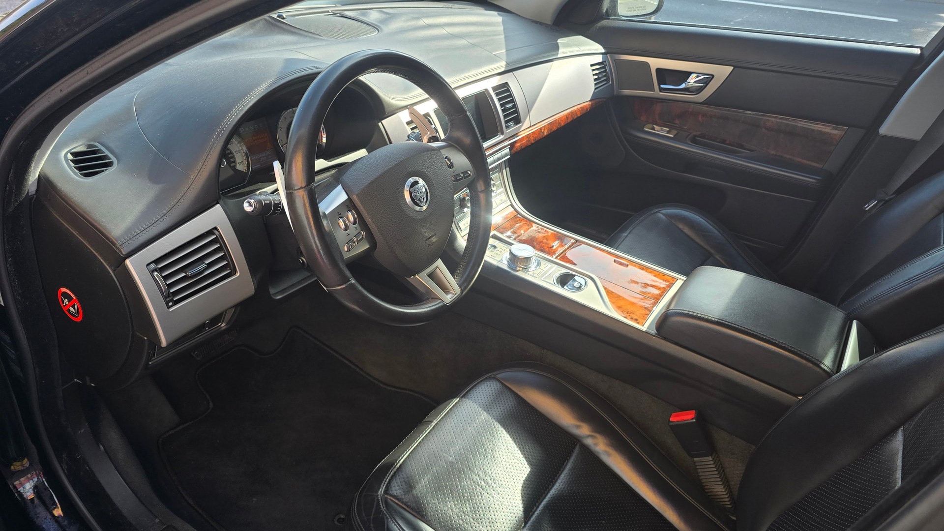 JAGUAR XF 4.2 V8-image-12