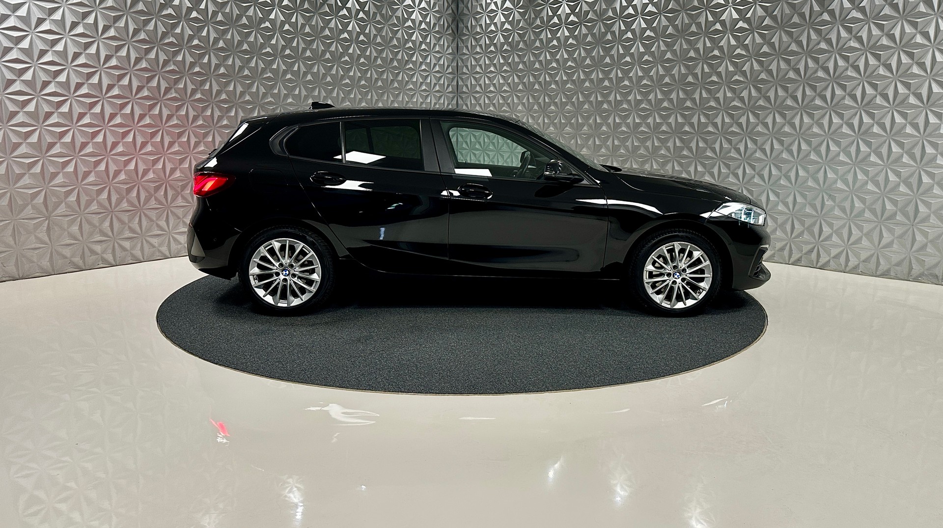 BMW 118i Steptronic-showroom-element-3