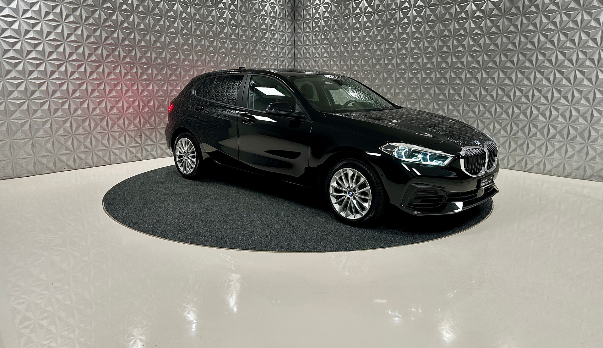 BMW 118i Steptronic-showroom-element-2