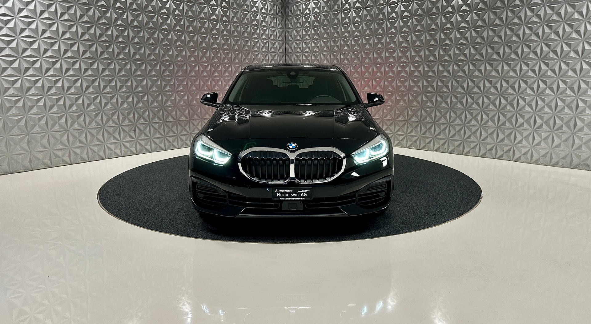 BMW 118i Steptronic-showroom-element-1