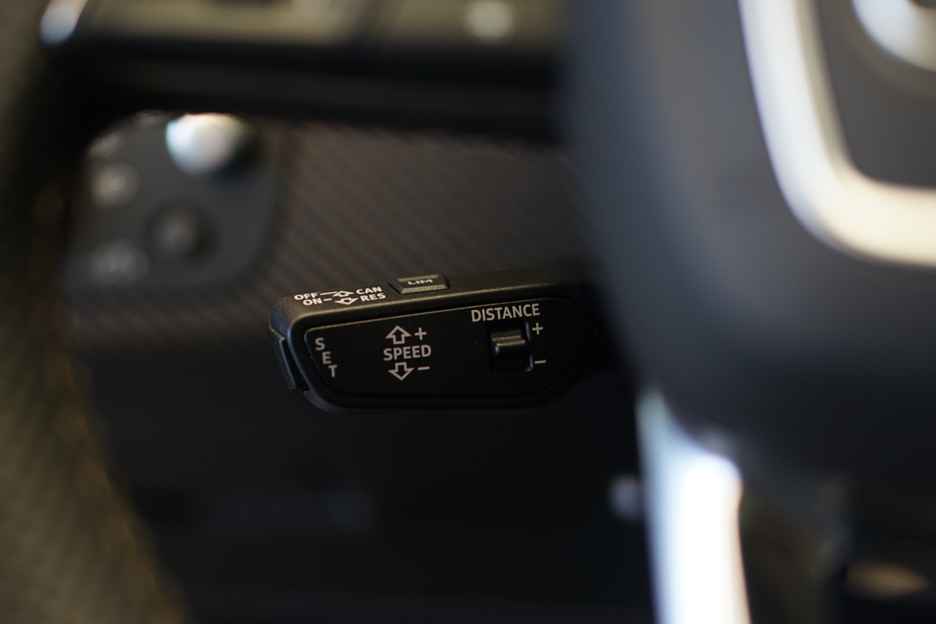 AUDI RS4 Avant quattro tiptronic *Audi exclusive* *Voll-Carbon*-image-42