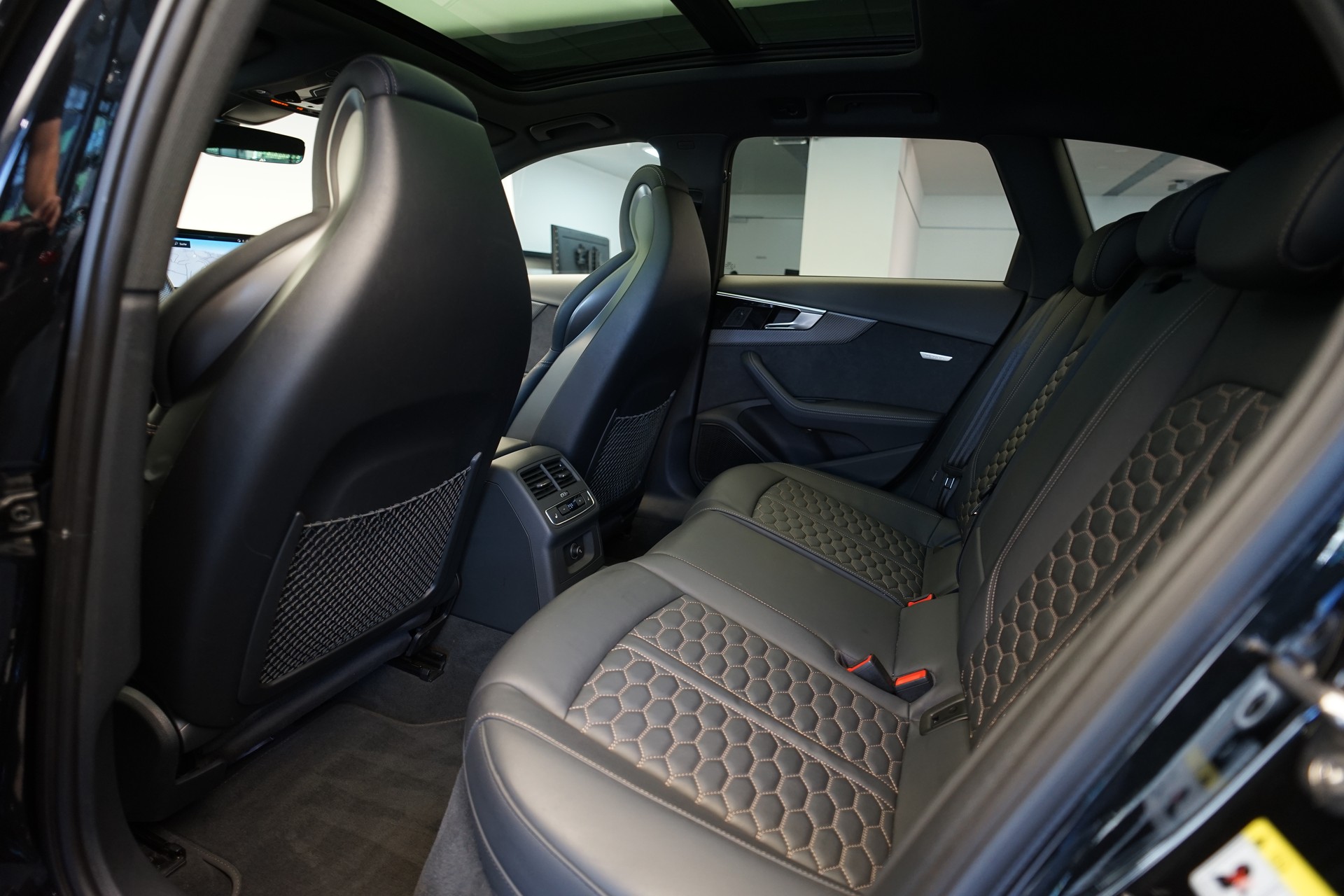 AUDI RS4 Avant quattro tiptronic *Audi exclusive* *Voll-Carbon*-image-20