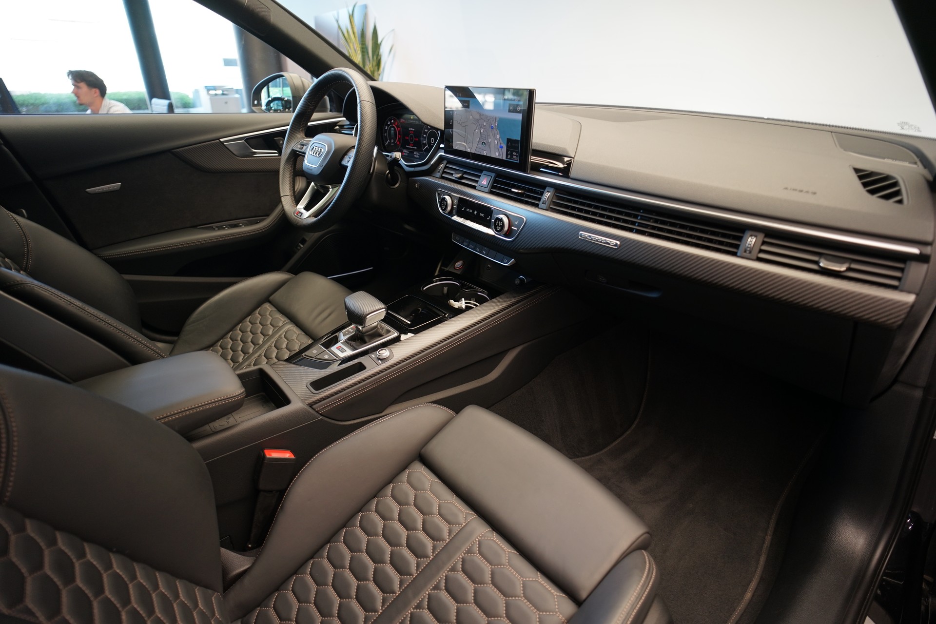 AUDI RS4 Avant quattro tiptronic *Audi exclusive* *Voll-Carbon*-image-16