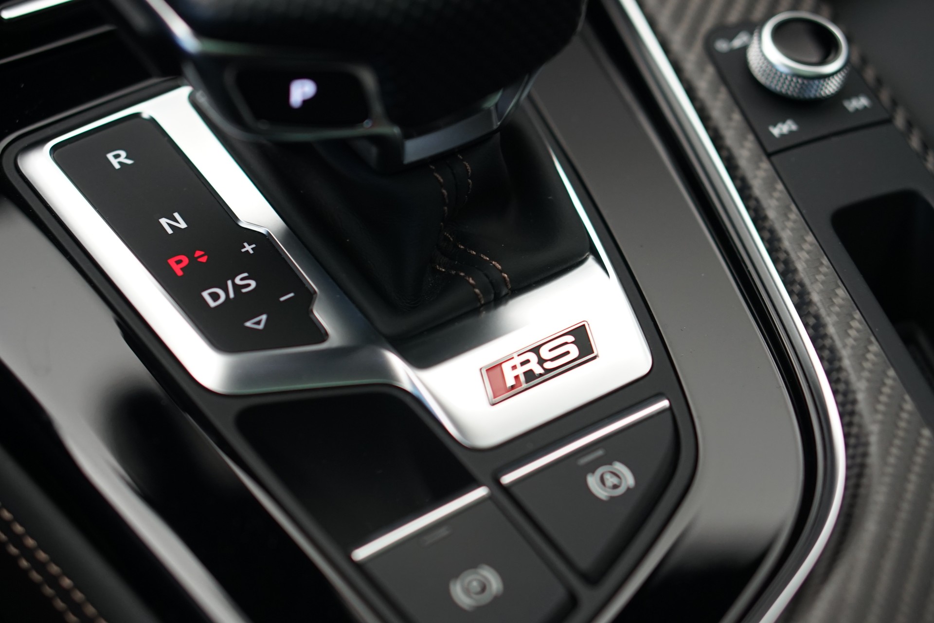 AUDI RS4 Avant quattro tiptronic *Audi exclusive* *Voll-Carbon*-image-45