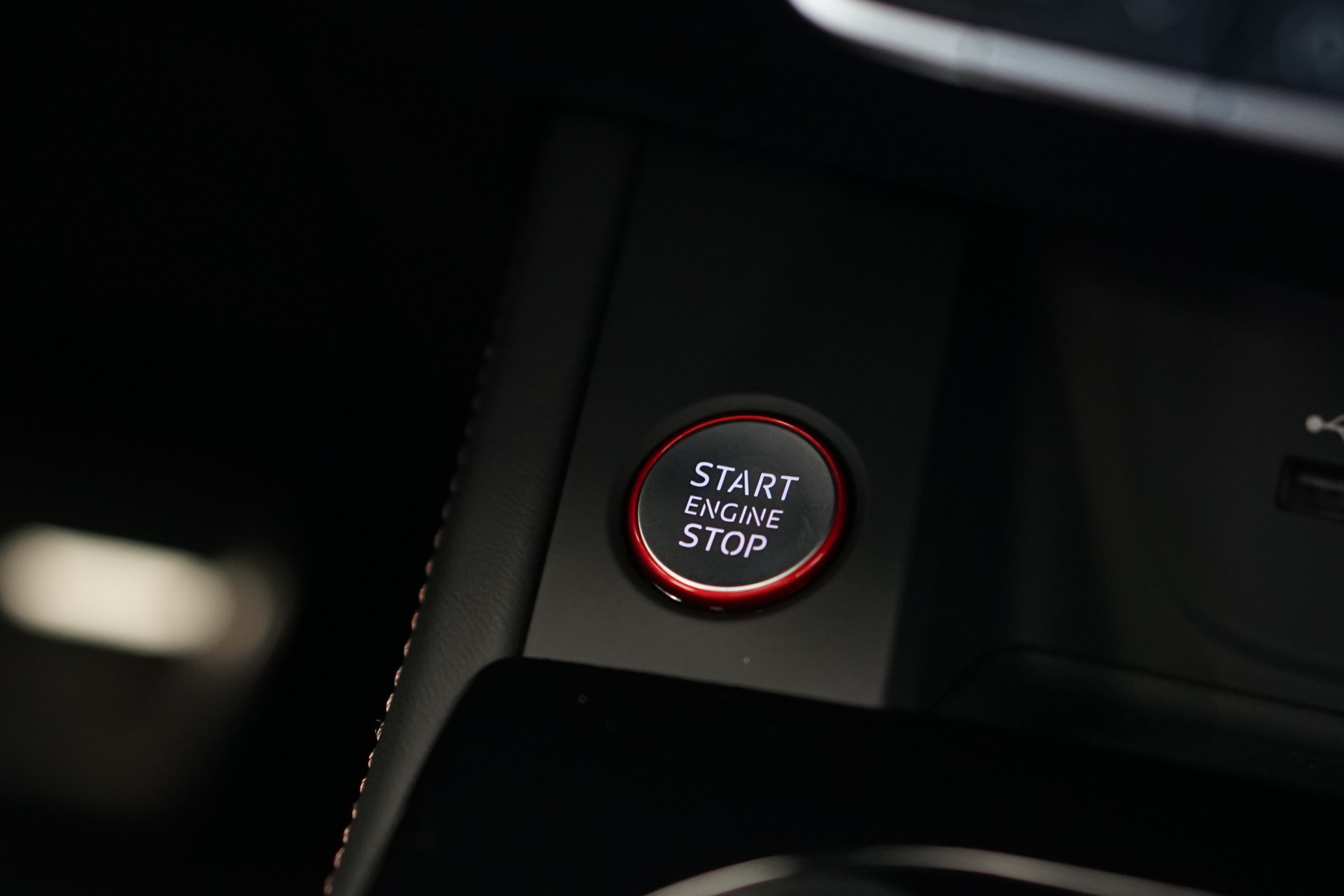AUDI RS4 Avant quattro tiptronic *Audi exclusive* *Voll-Carbon*-image-46