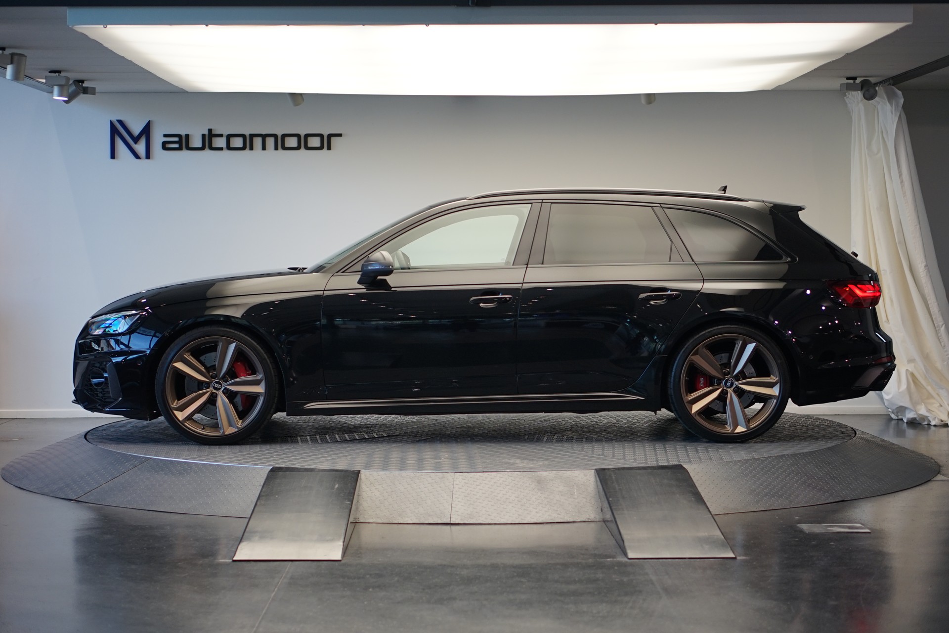 AUDI RS4 Avant quattro tiptronic *Audi exclusive* *Voll-Carbon*-image-7