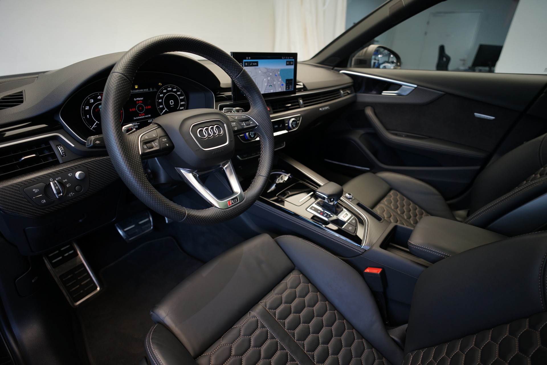 AUDI RS4 Avant quattro tiptronic *Audi exclusive* *Voll-Carbon*-image-15