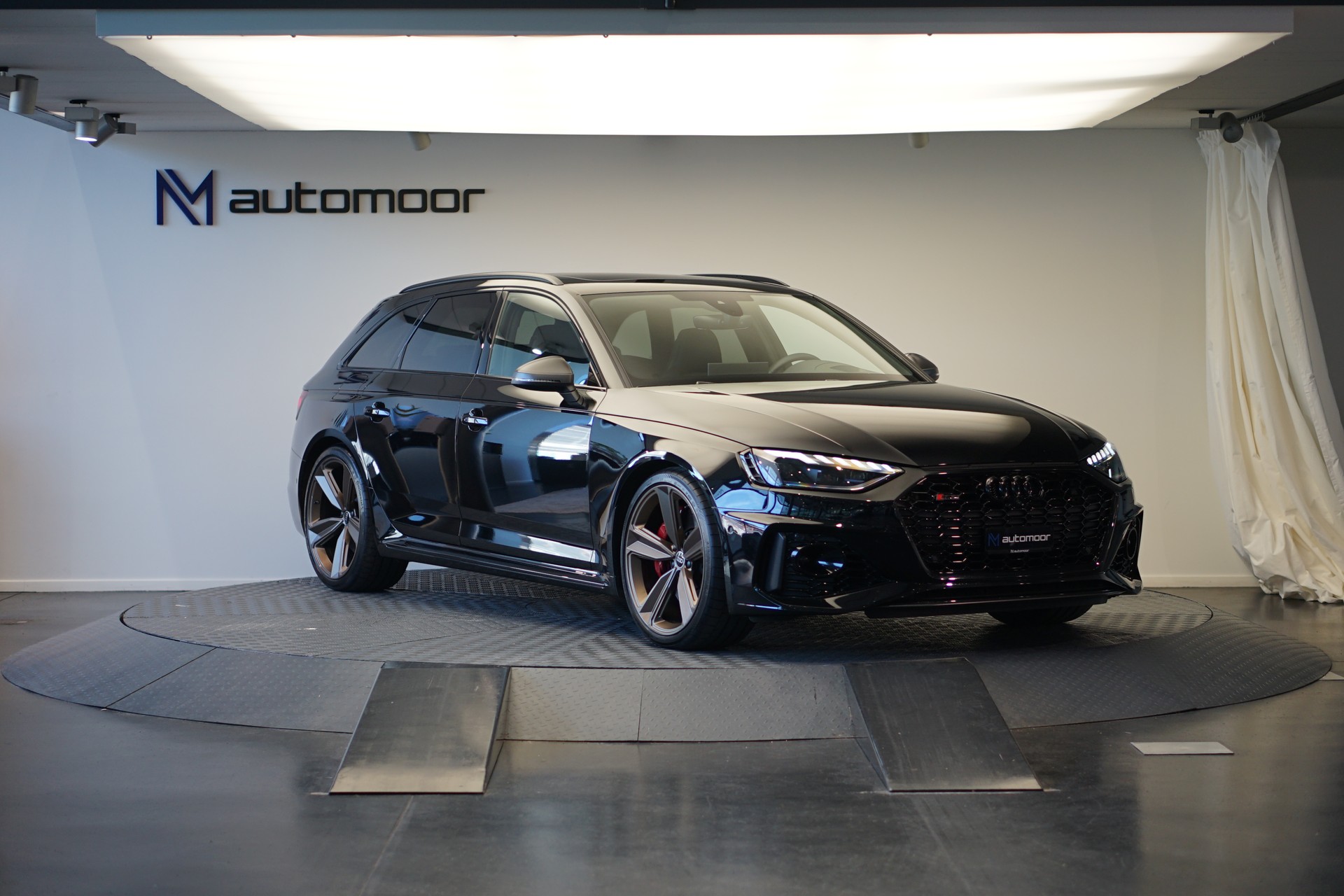AUDI RS4 Avant quattro tiptronic *Audi exclusive* *Voll-Carbon*-showroom-element-2