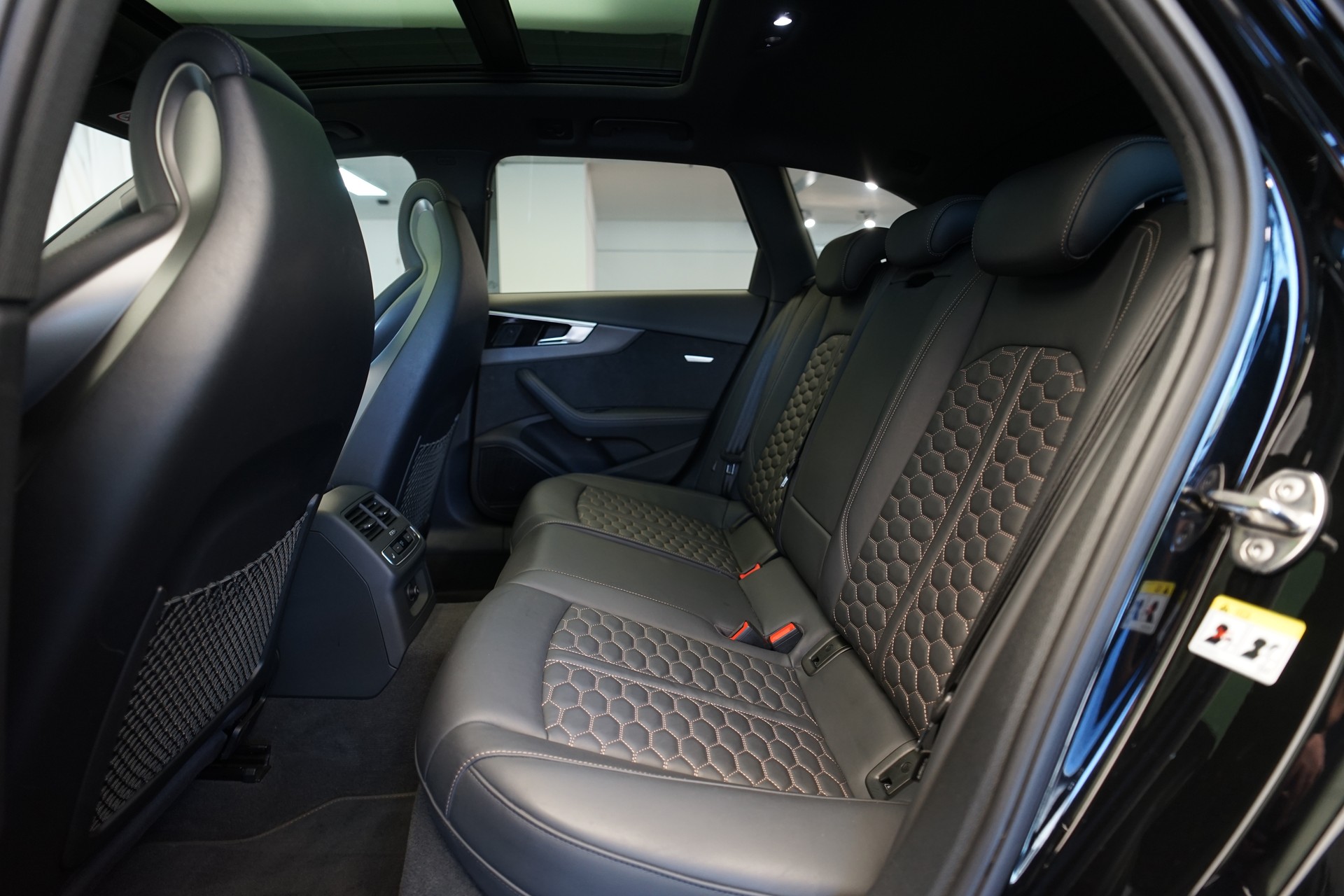 AUDI RS4 Avant quattro tiptronic *Audi exclusive* *Voll-Carbon*-image-21