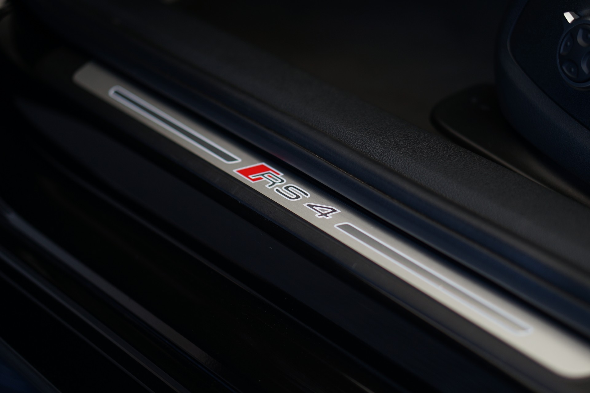 AUDI RS4 Avant quattro tiptronic *Audi exclusive* *Voll-Carbon*-image-34
