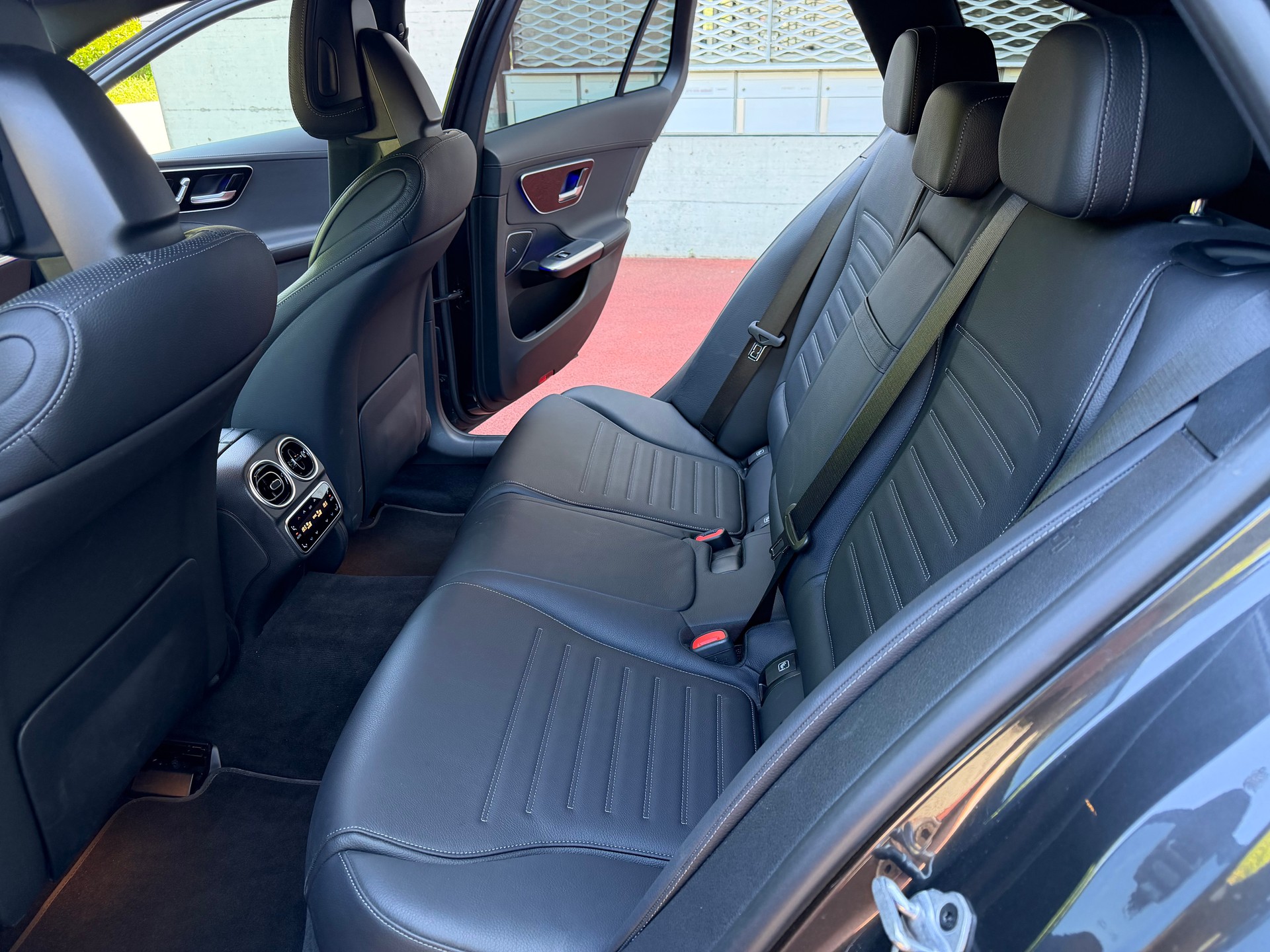 MERCEDES-BENZ C 220 d T 4Matic AMG Line-image-12
