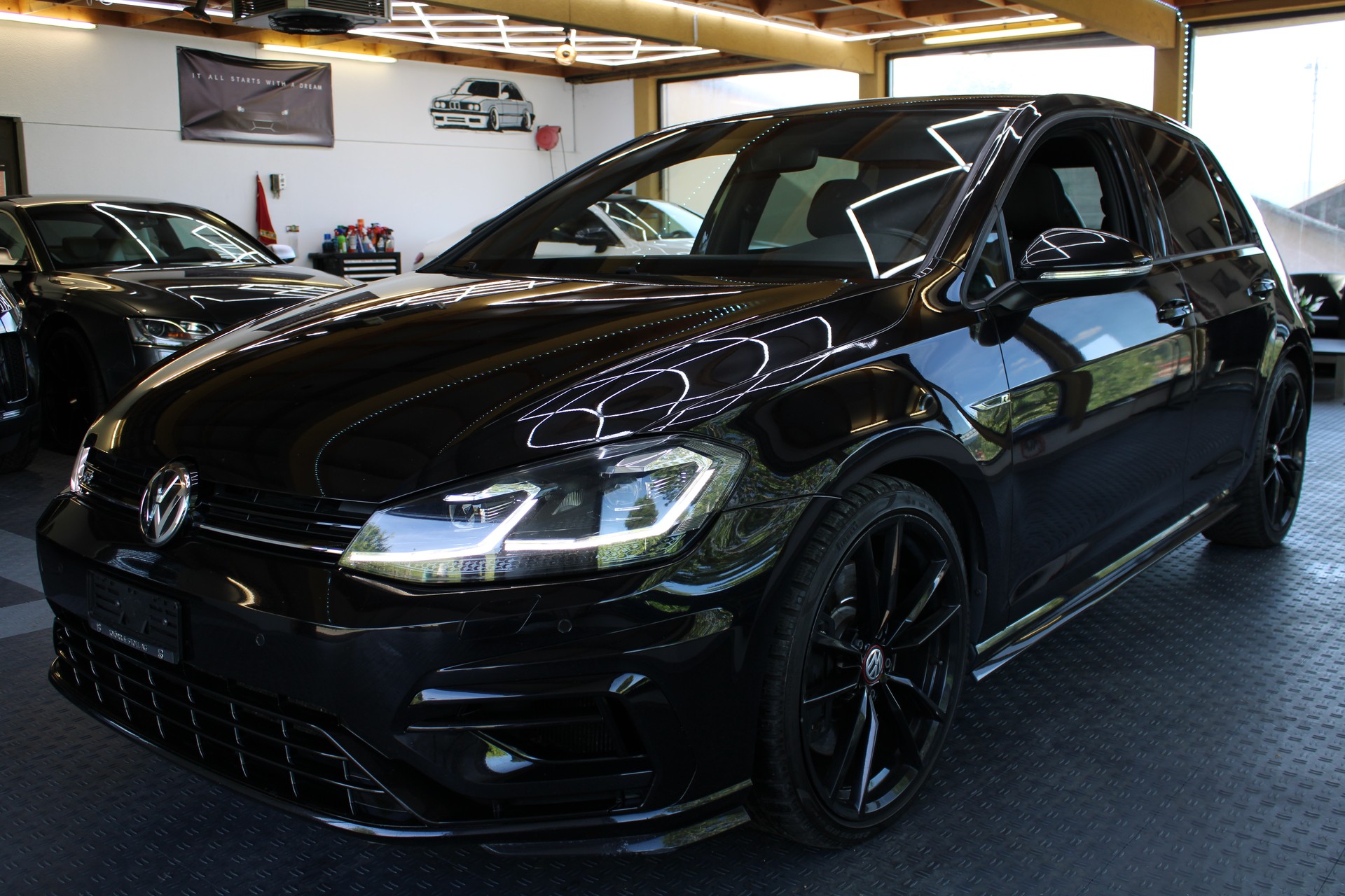 VW Golf 2.0 TSI R 4Motion DSG-image-1