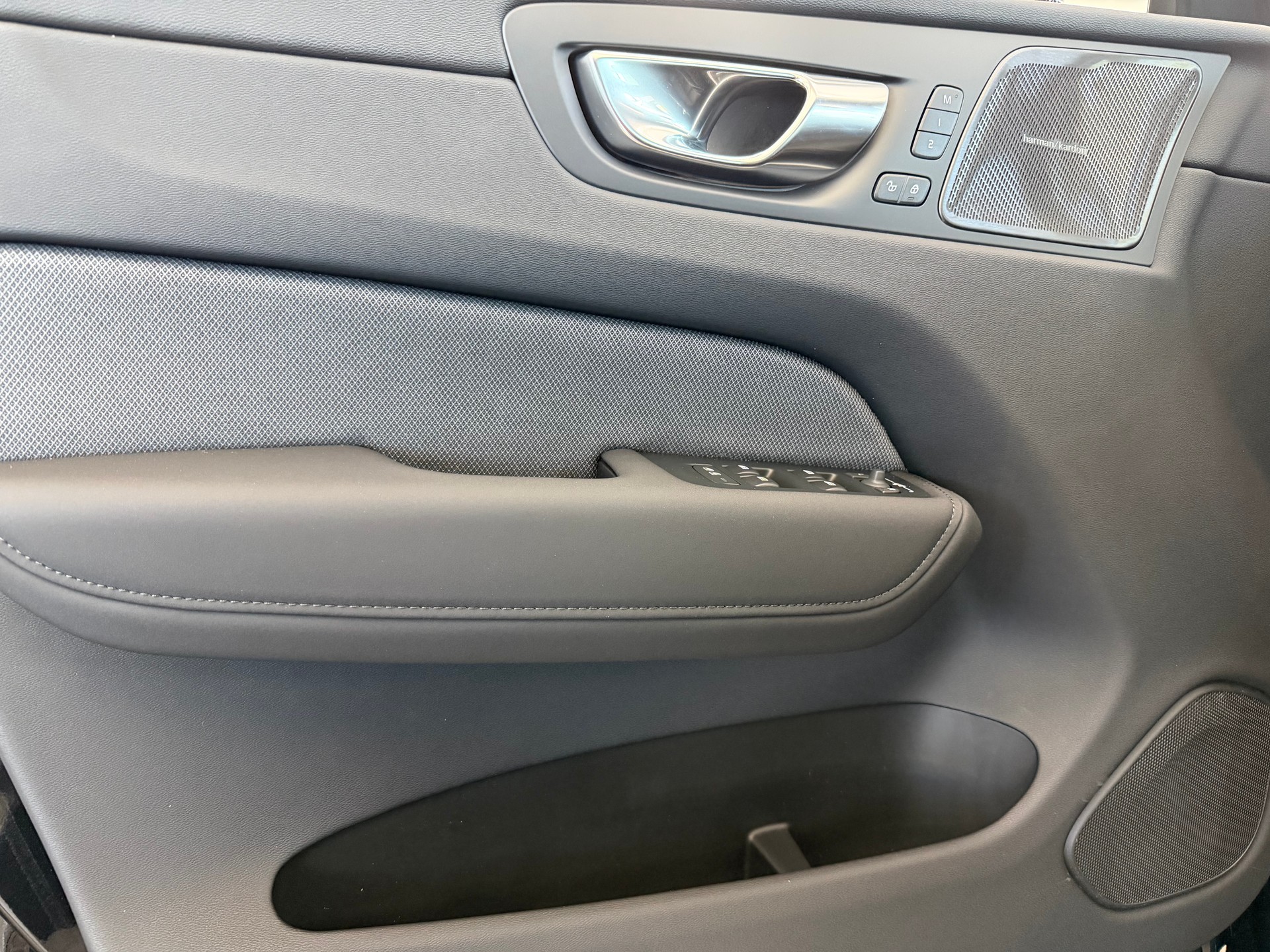 VOLVO XC60 2.0 T6 TE Black Edition e-image-8