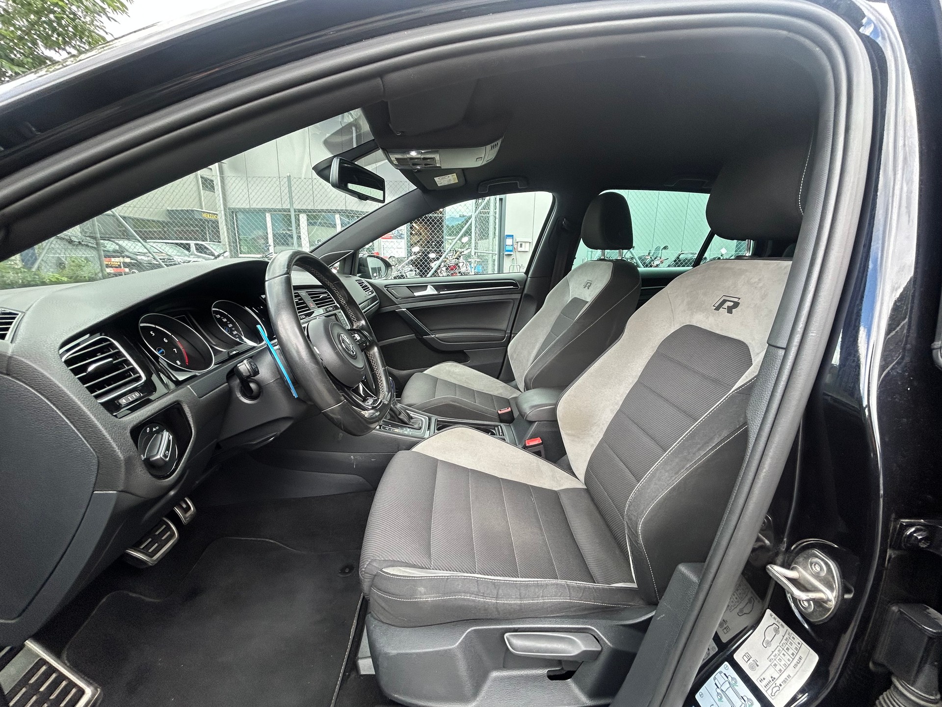 VW Golf 2.0 TSI R 4Motion DSG-image-9