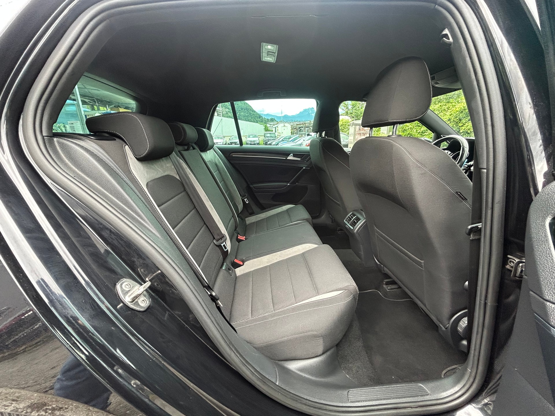 VW Golf 2.0 TSI R 4Motion DSG-image-12