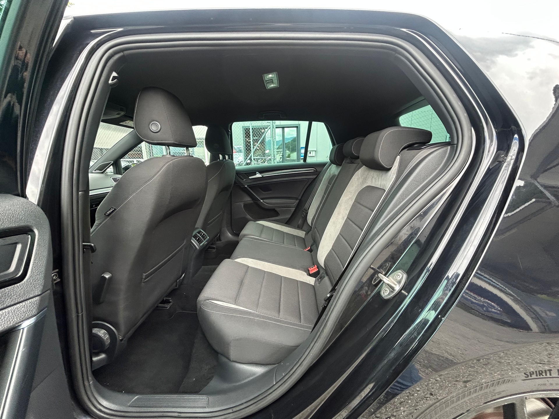 VW Golf 2.0 TSI R 4Motion DSG-image-10