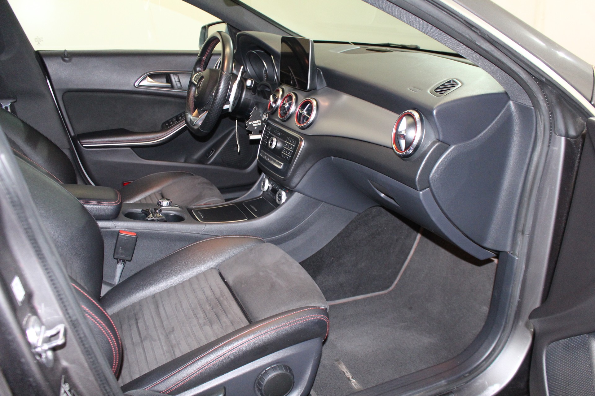 MERCEDES-BENZ CLA 220 d AMG Line 4m Sh.Brake-image-10