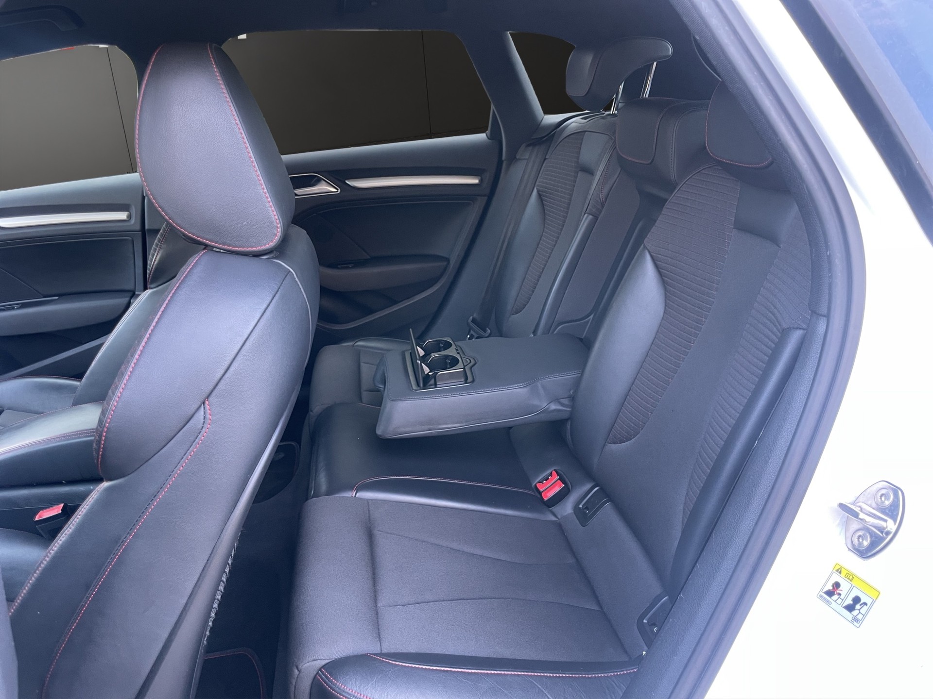AUDI S3 Sportback 2.0 TFSI quattro S-tronic-image-11