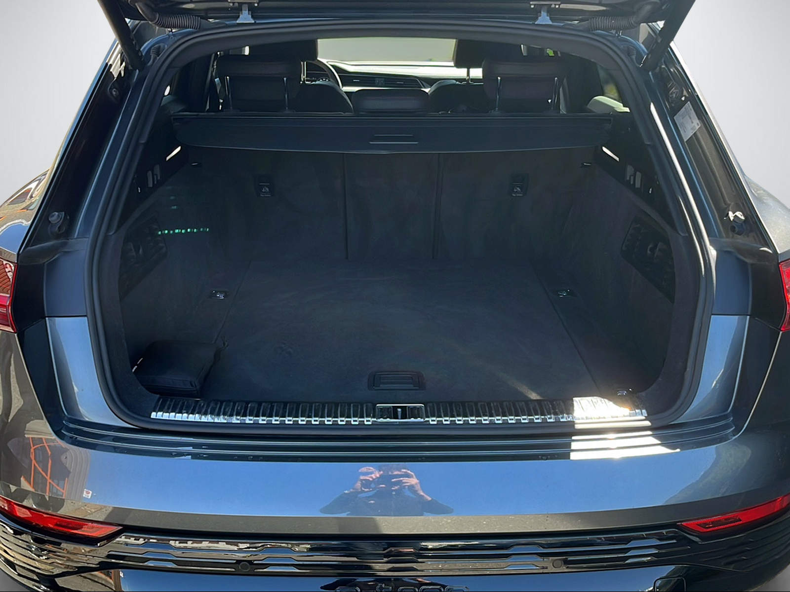 AUDI Q8 e-tron 50 Advanced quattro-image-5